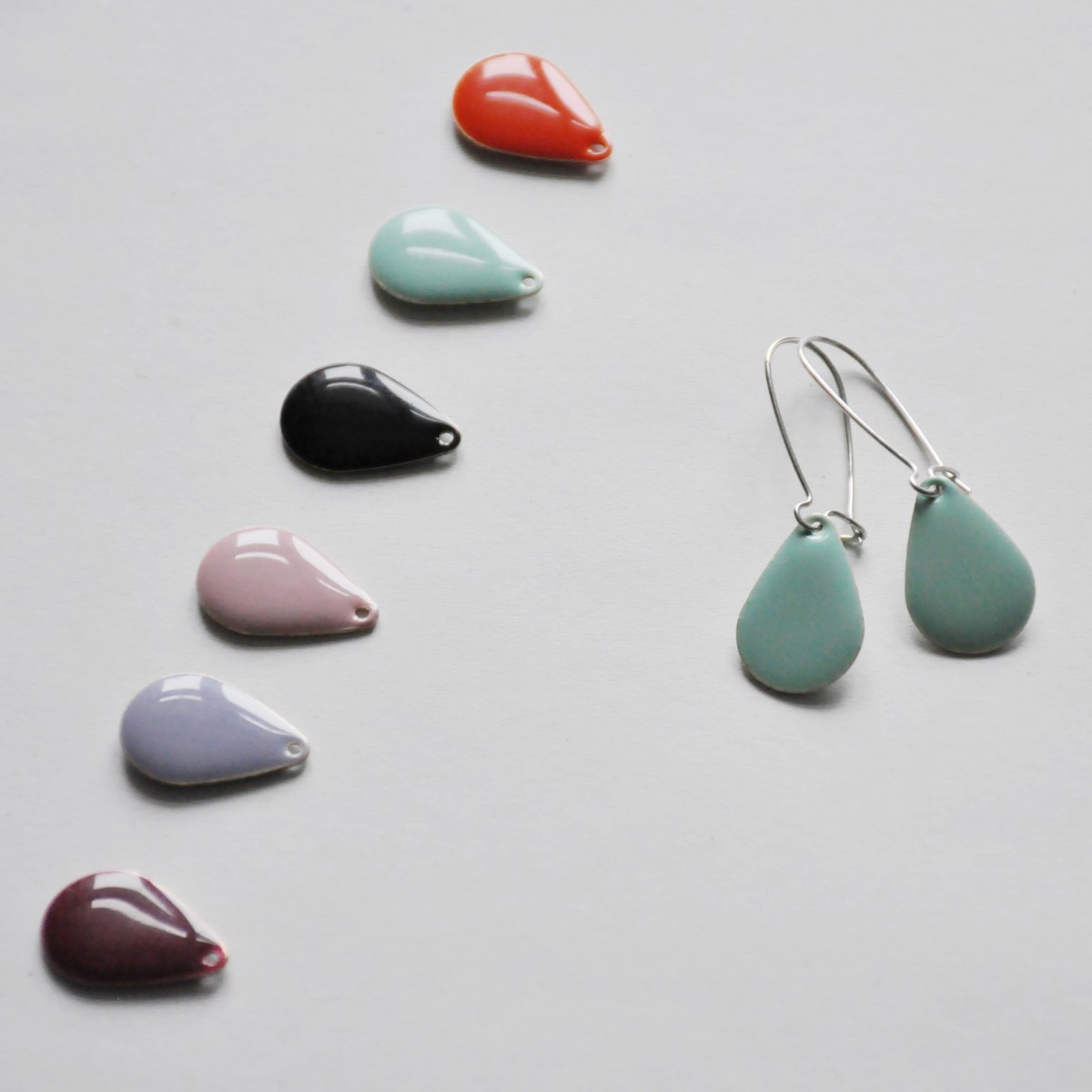nahili OHRRINGE - colorful rain - Emaille Tropfen verschiedene Farben silberne Haken