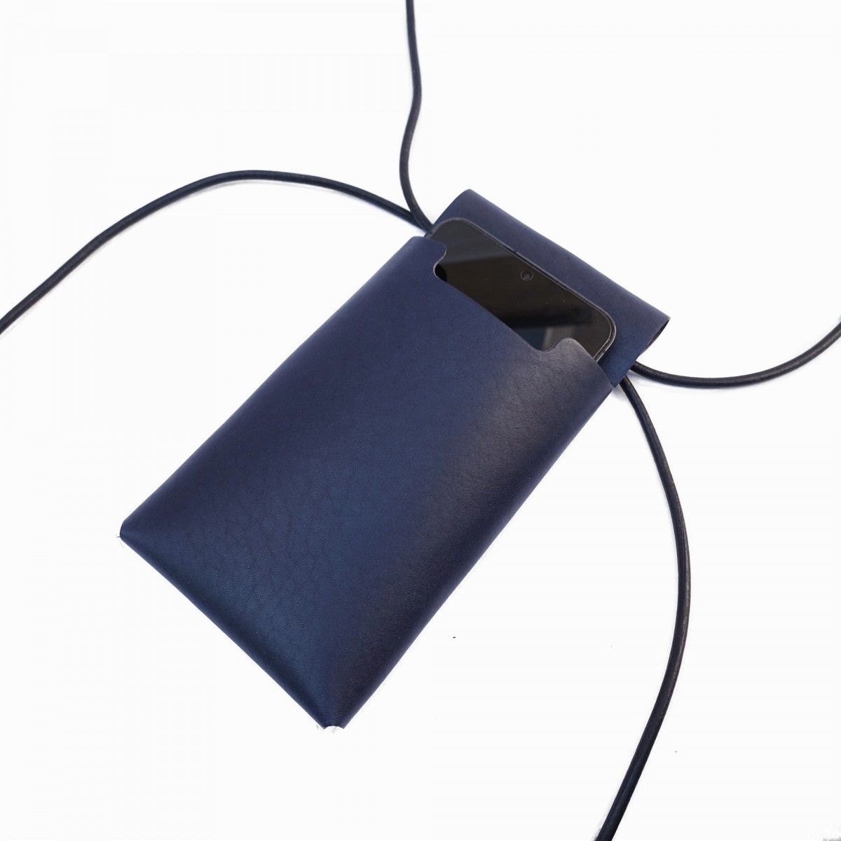 EINFACHDESIGN Handytasche zum Umhängen dunkelblau aus pflanzlich gegerbtem Leder mit verstellbarem Riemen