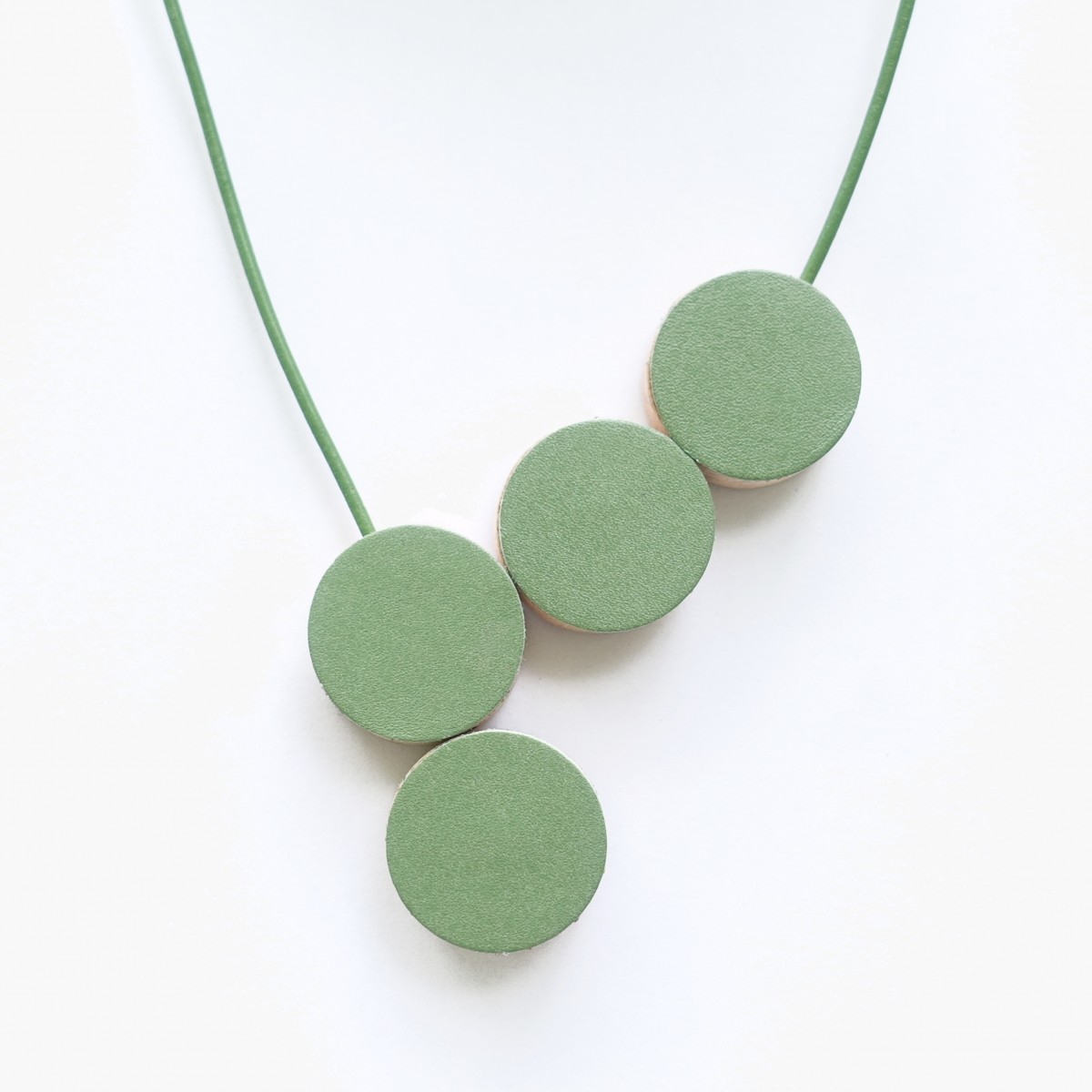 EINFACHDESIGN, magnetische Kette für verschiedene Kettenformationen, Leder auf Holz mit Lederband, grün