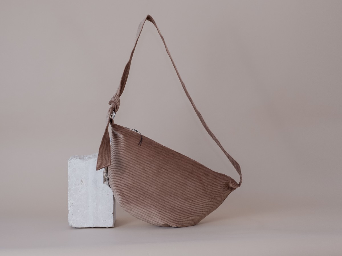 ZACAMO – Halbmondtasche • Cord • greigebraun