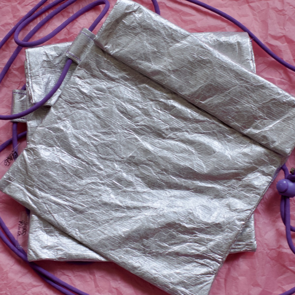 Mini-Rolltop-Tasche – Silber mit lila Details – Leichte Umhängetasche aus Tyvek® - Pikto3000