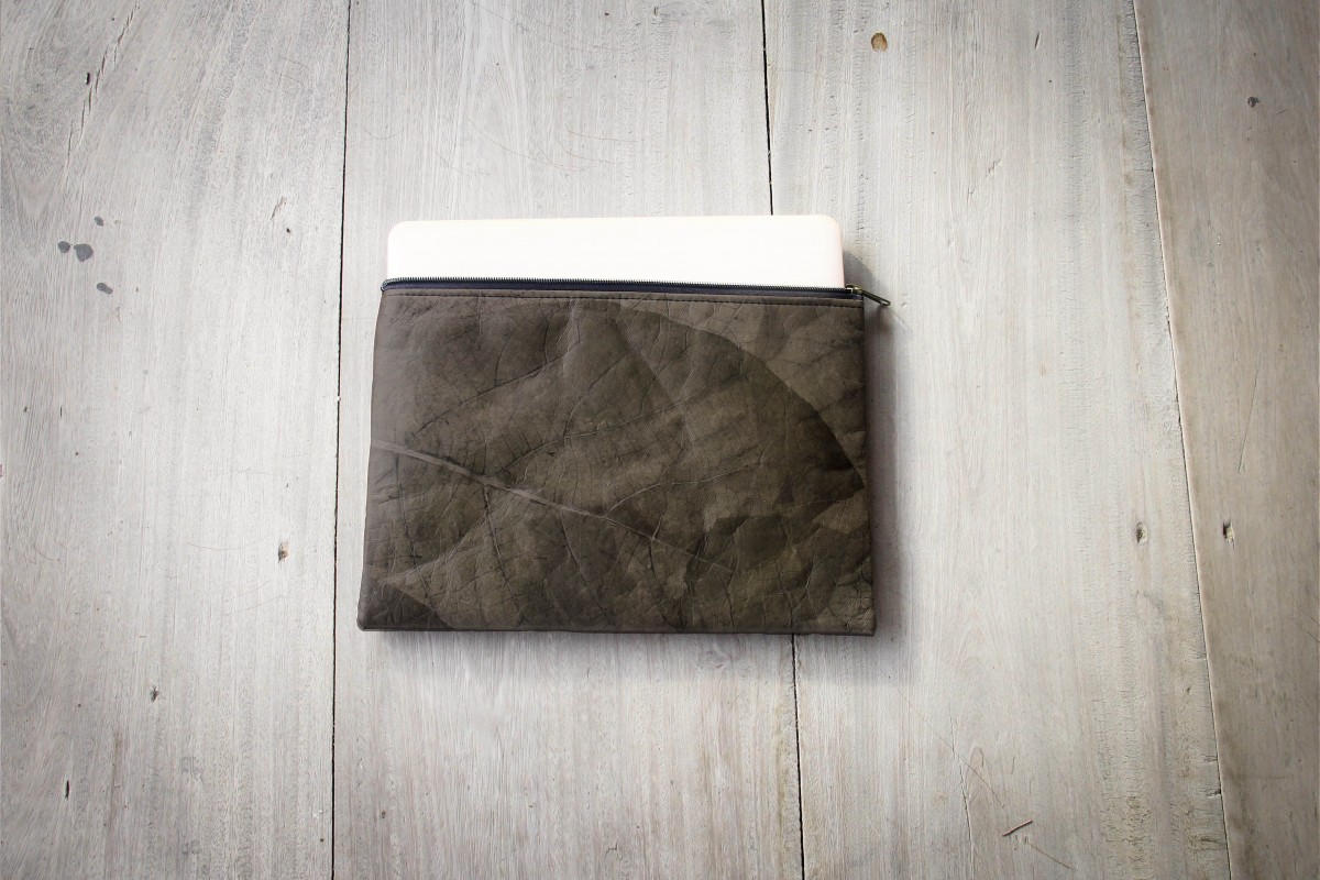Gefütterte nachhaltige Laptop Hülle 15–16" aus Blattleder – Vegane, handgenähte & wasserabweisende Laptoptasche für MacBook in grau / braun BY COPALA