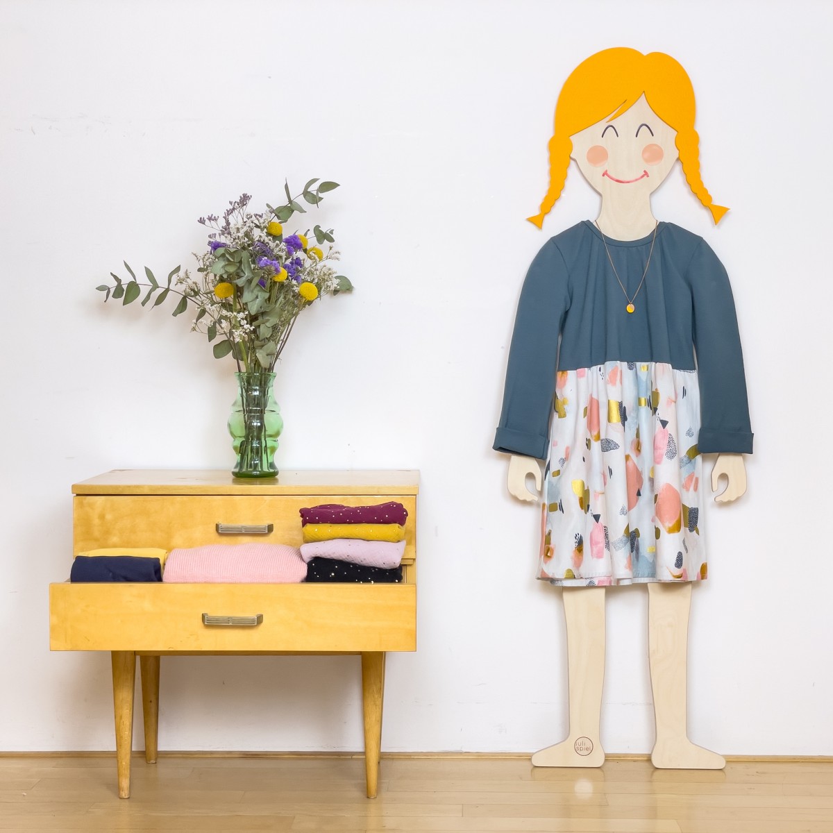 Schmucke Puppe | lebensgroße Anziehpuppe als Kindergarderobe | julispiel