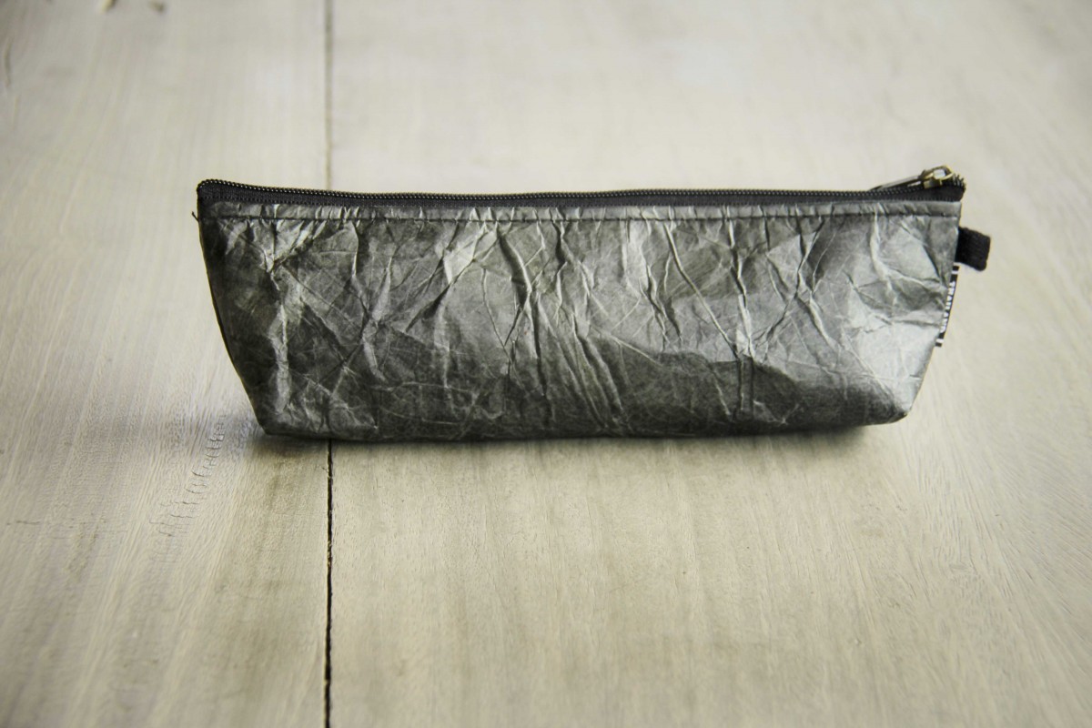 Federmappe Etui aus recycelten Blättern, laminiert (schwarz), Vegan & handgefertigt BY COPALA