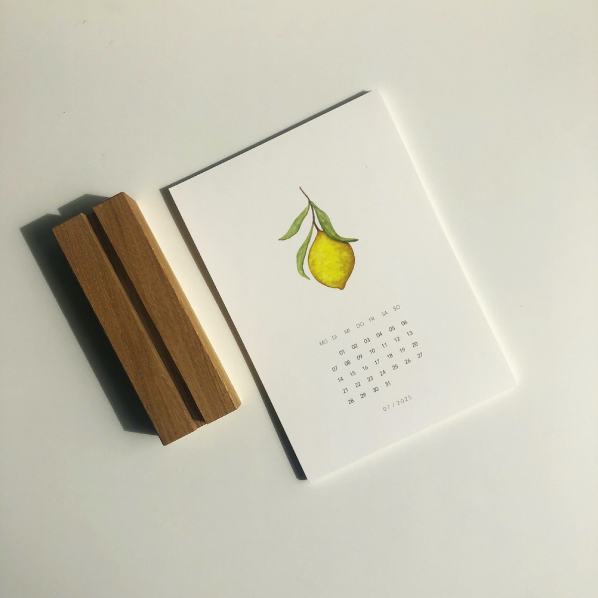 Pflanzenkalender 2026 mit Holzhalterung - SANS.