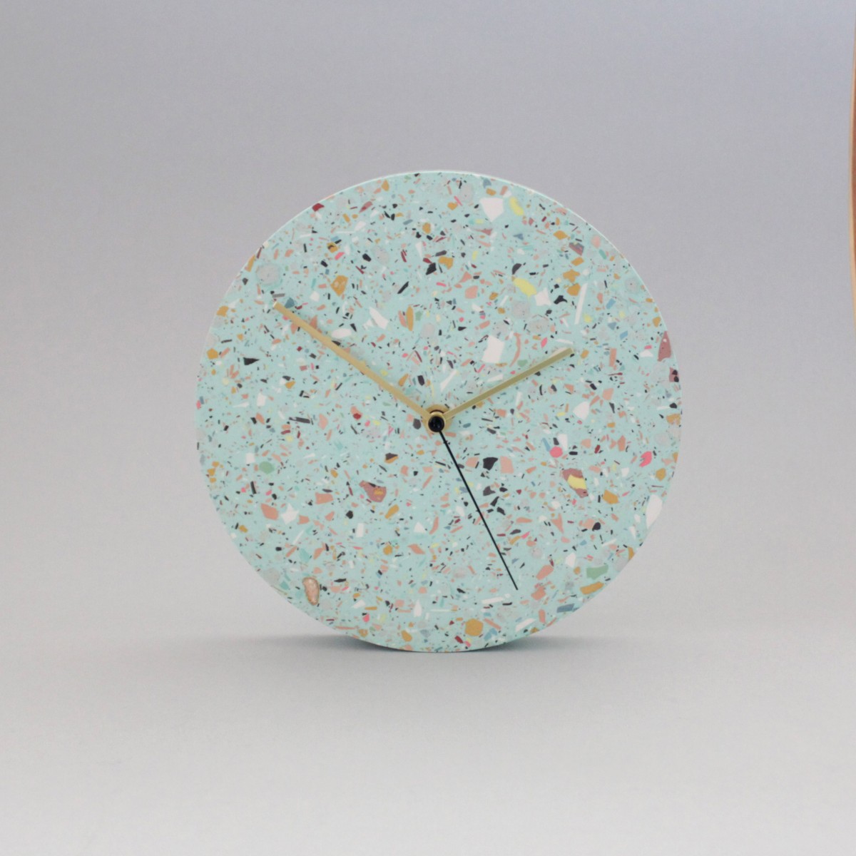 Terrazzo Wanduhr mit Uhrzeiger aus Messing / Türkis / objet vague