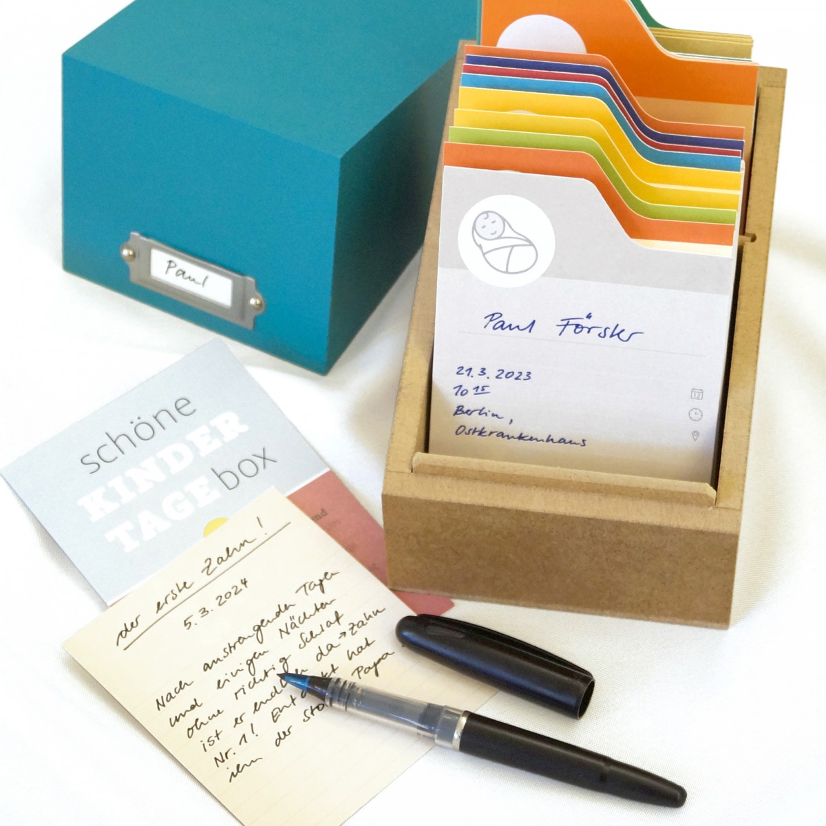 Geschenk zur Geburt: SCHÖNEKINDERTAGEBOX – Babyalbum mal anders, auch als besonderes Taufgeschenk geeignet 
