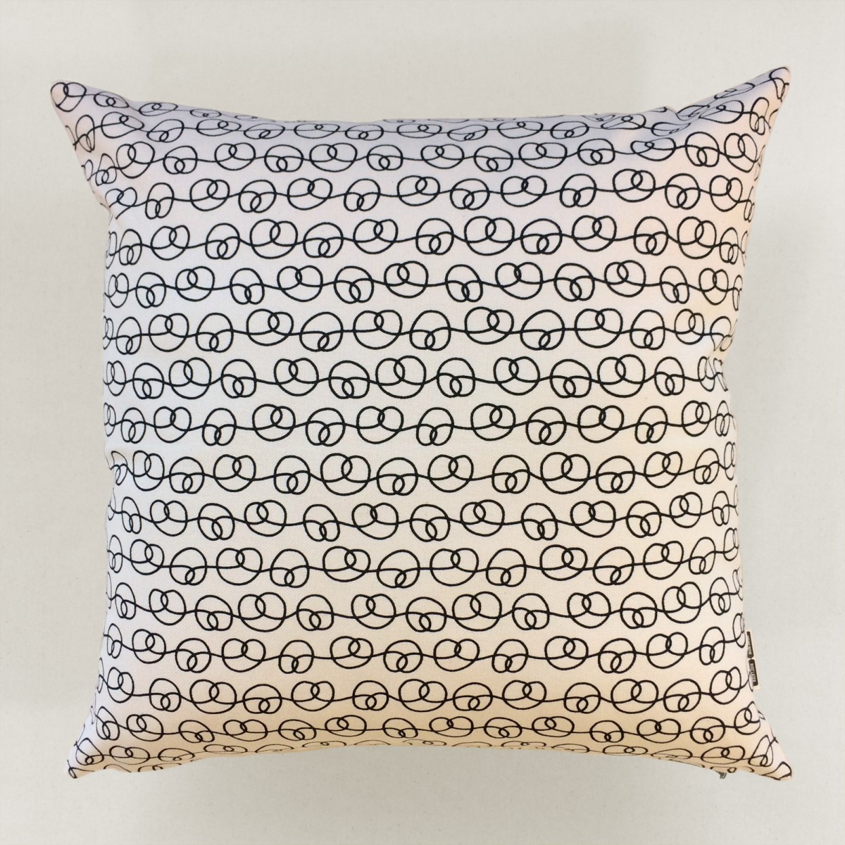 Print now - Riot later ● Kissen Brezel schwarz, Stoffsiebdruck