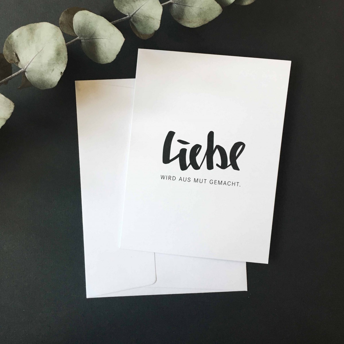 Love is the new black – Grußkarte "Liebe wird aus Mut gemacht"
