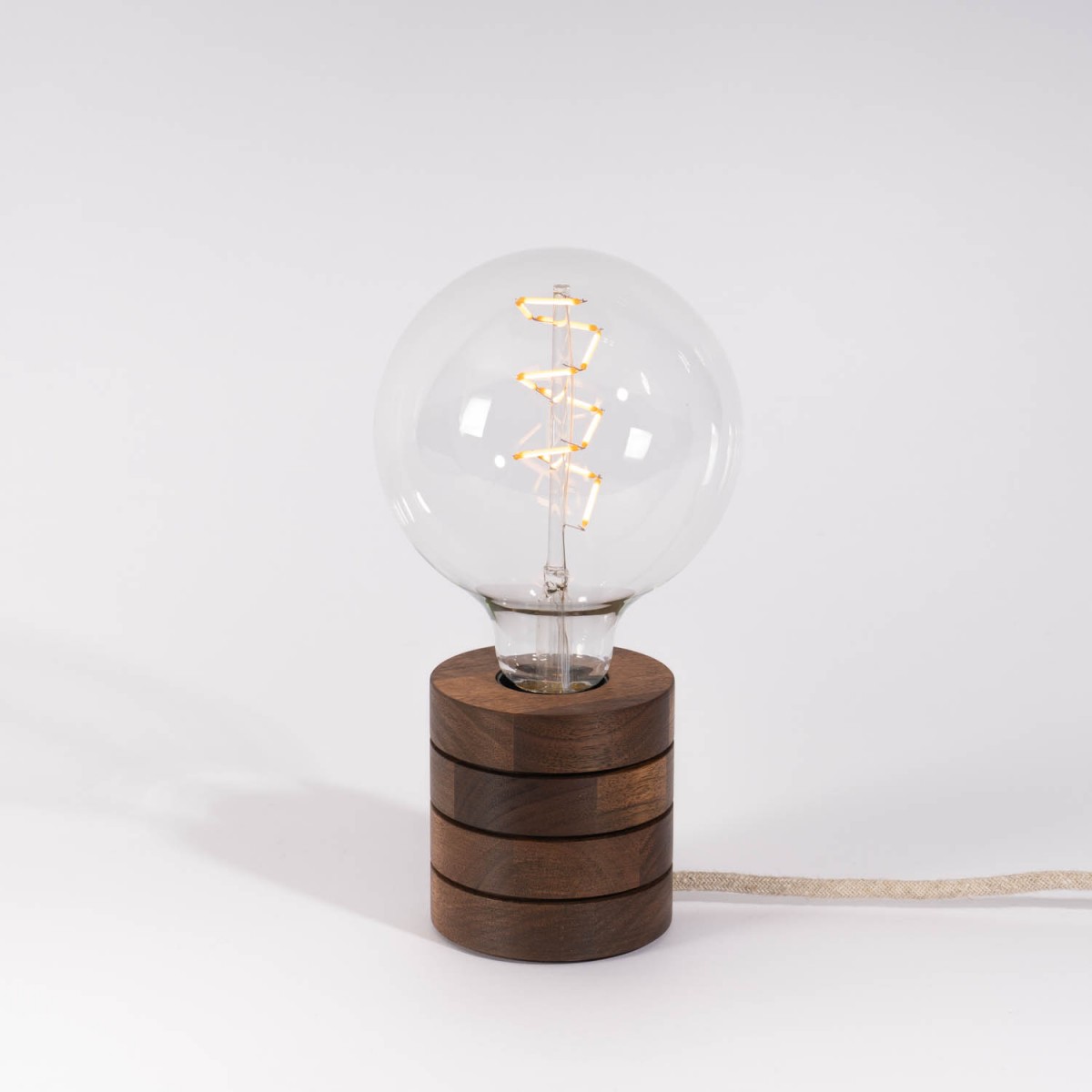 Lichtliebe – Tischleuchte Fafoo in Nussbaum mit stylischer Edison Mirror LED Kopfspiegellampe und nur 5 Watt