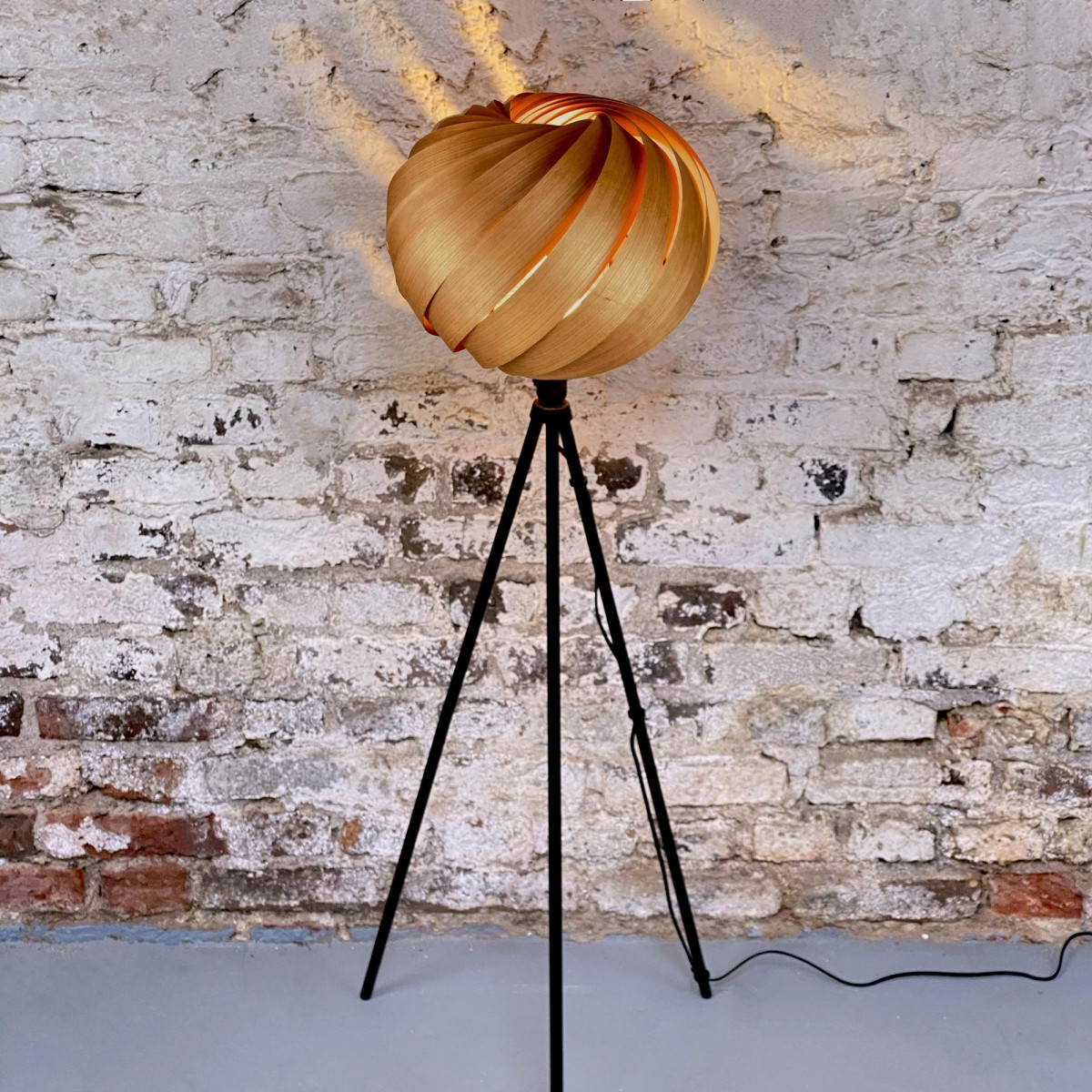 Gofurnit Tripod-Stehleuchte - Kollektion 'Mela' aus Kirschbaum