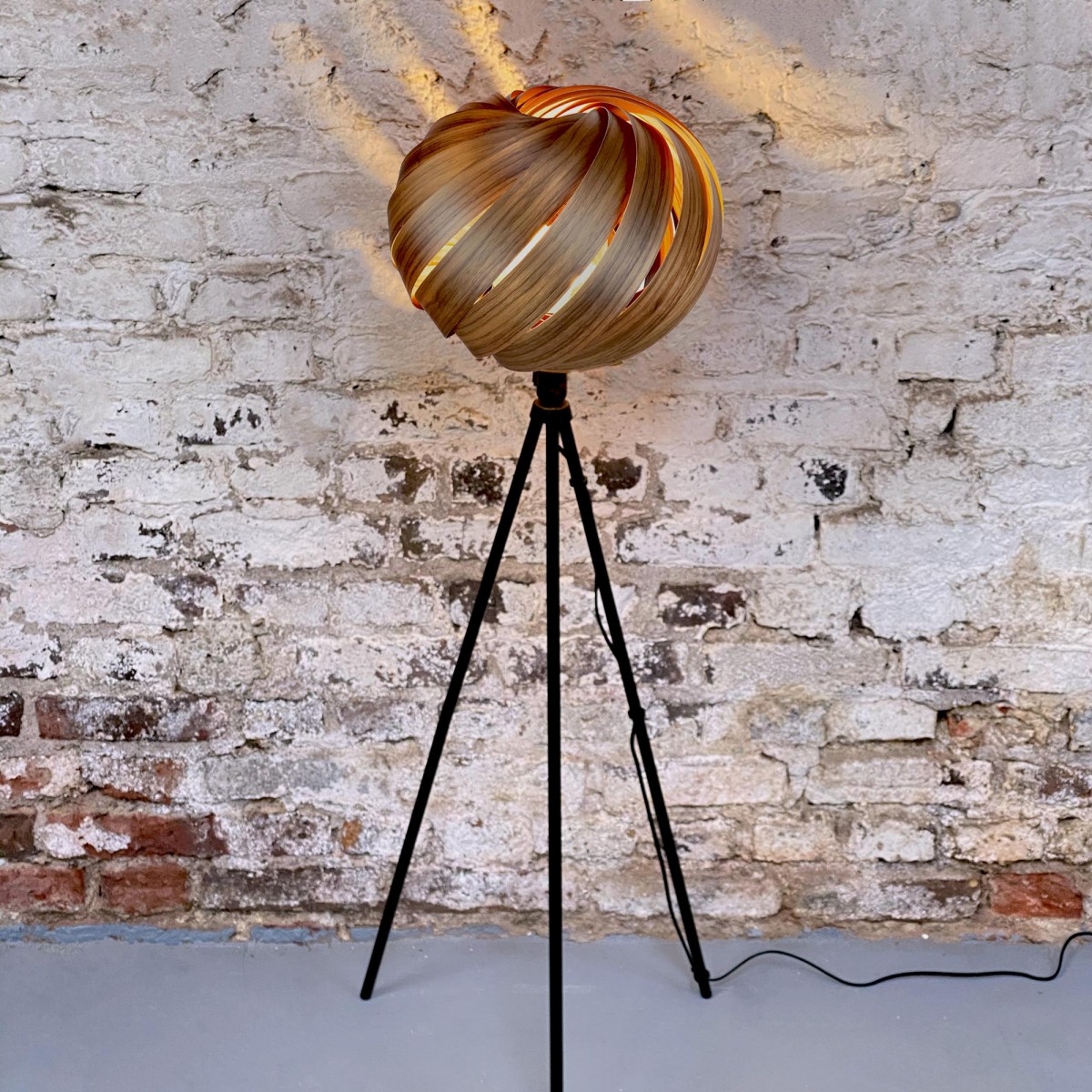 Gofurnit Tripod-Stehleuchte - Kollektion 'Mela' aus Nussbaum