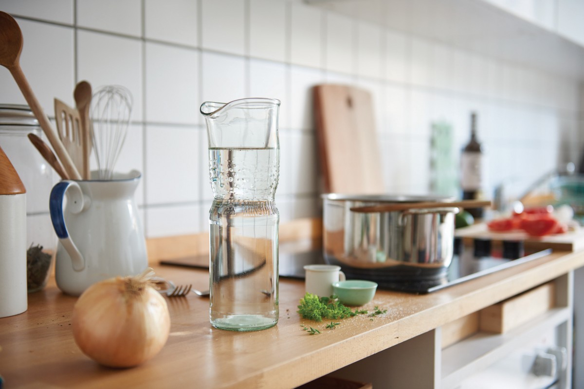 SAMESAME No.02 - Upcycling Karaffe aus Brunnenflasche