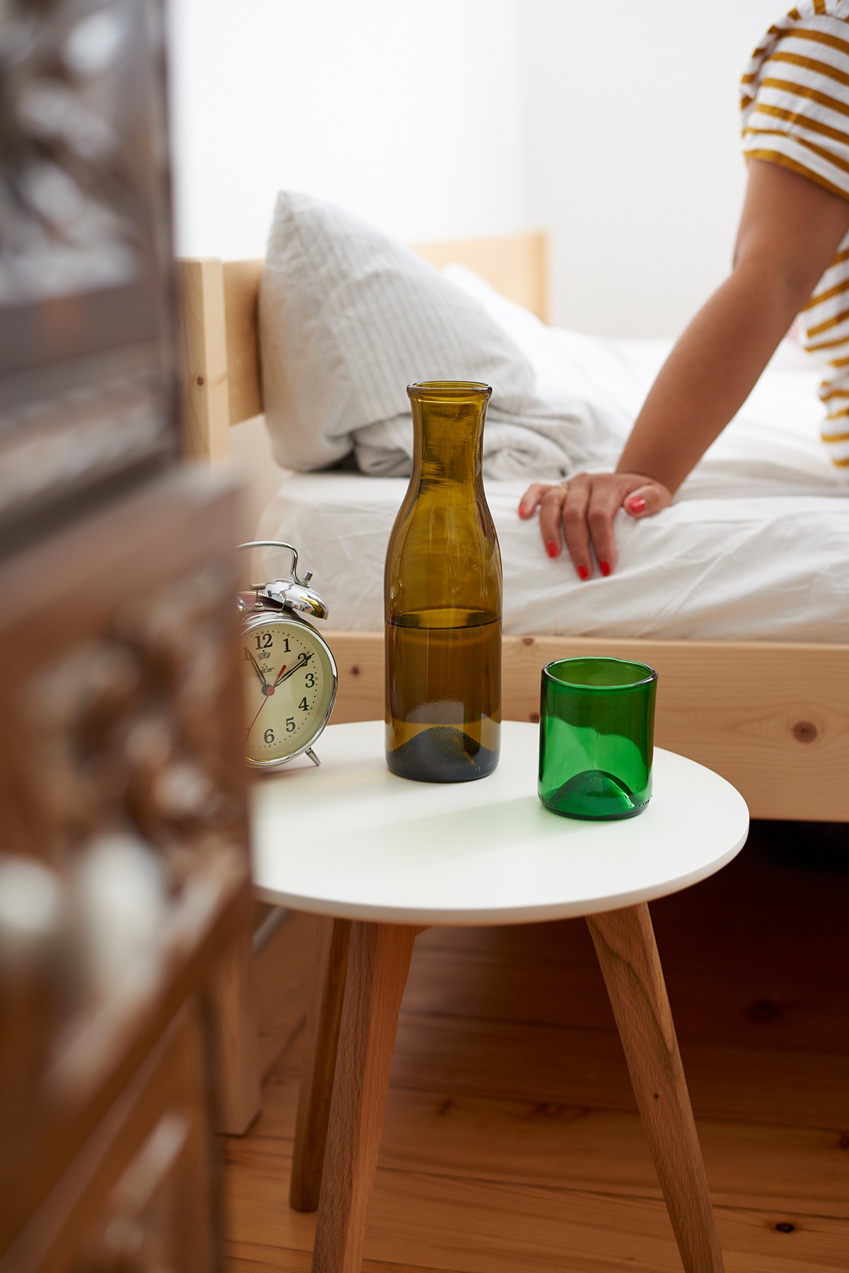 SAMESAME No 08/grün - Upcycling Karaffe aus Burgunderflasche mit Stülpbecher