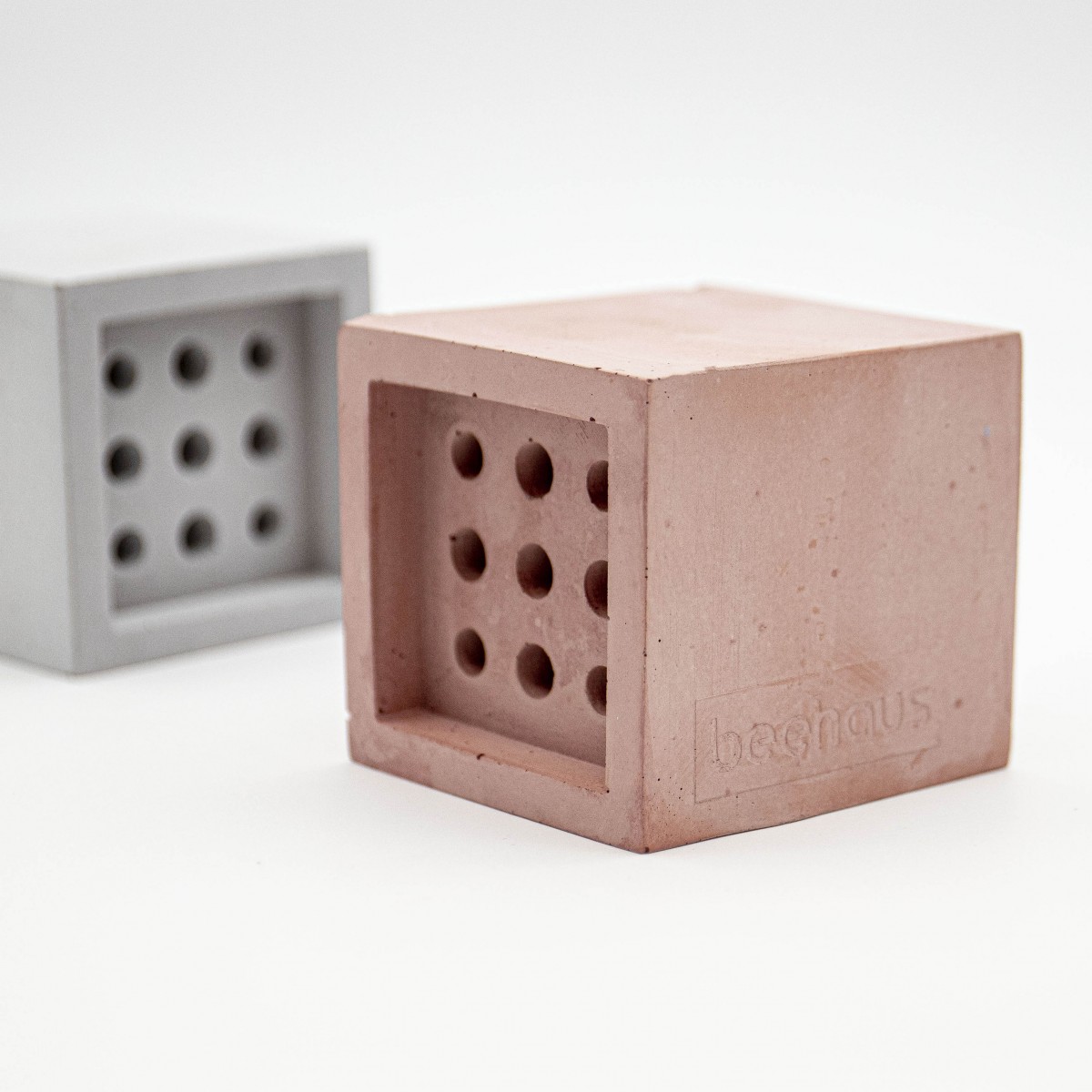Nisthilfe beehaus (Quadrat) - Bienenhotel aus Beton im Bauhaus-Stil von Grellroth Design