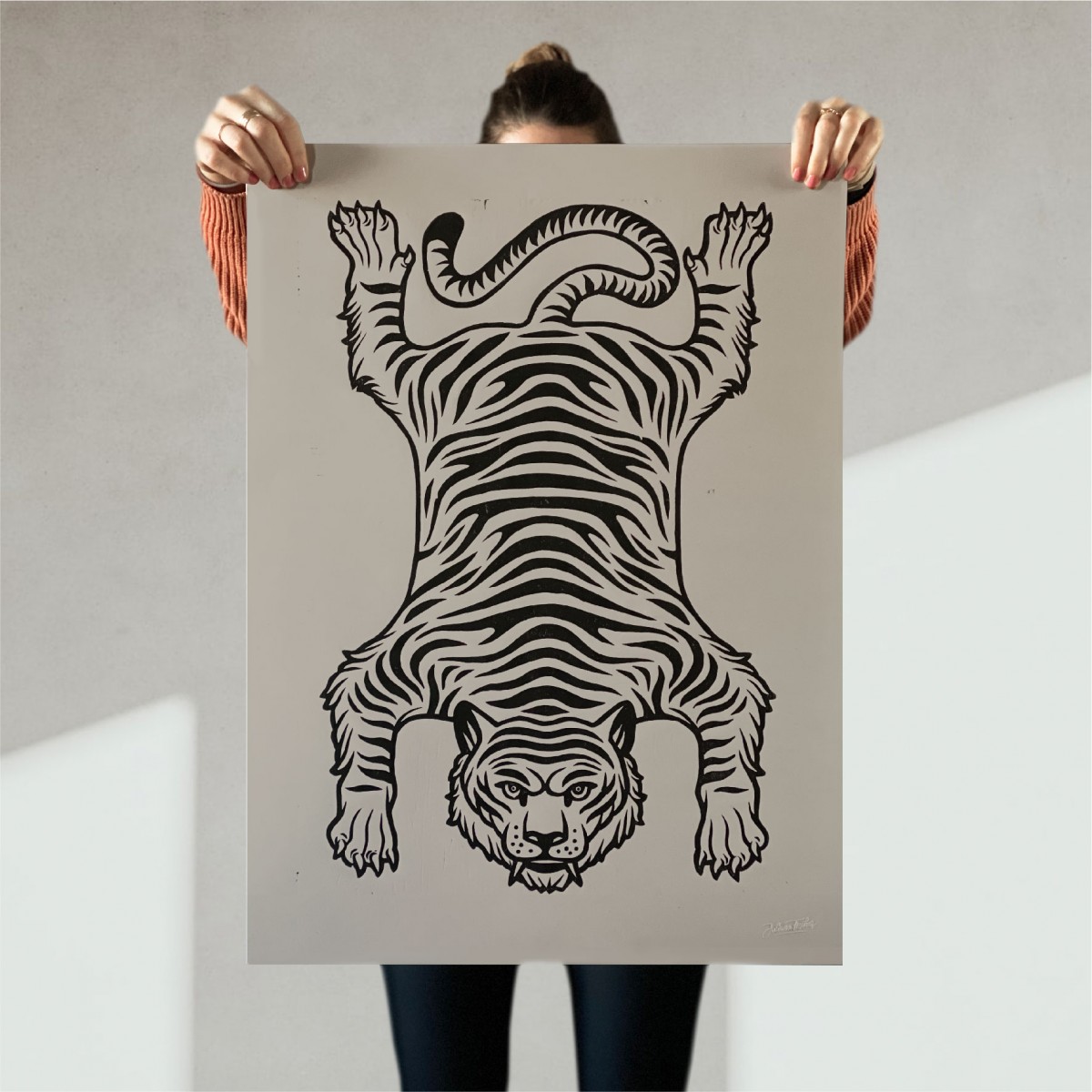 Juliana Fischer - Tiger - Linoldruck, Rotgrau meliert, 50x65 cm