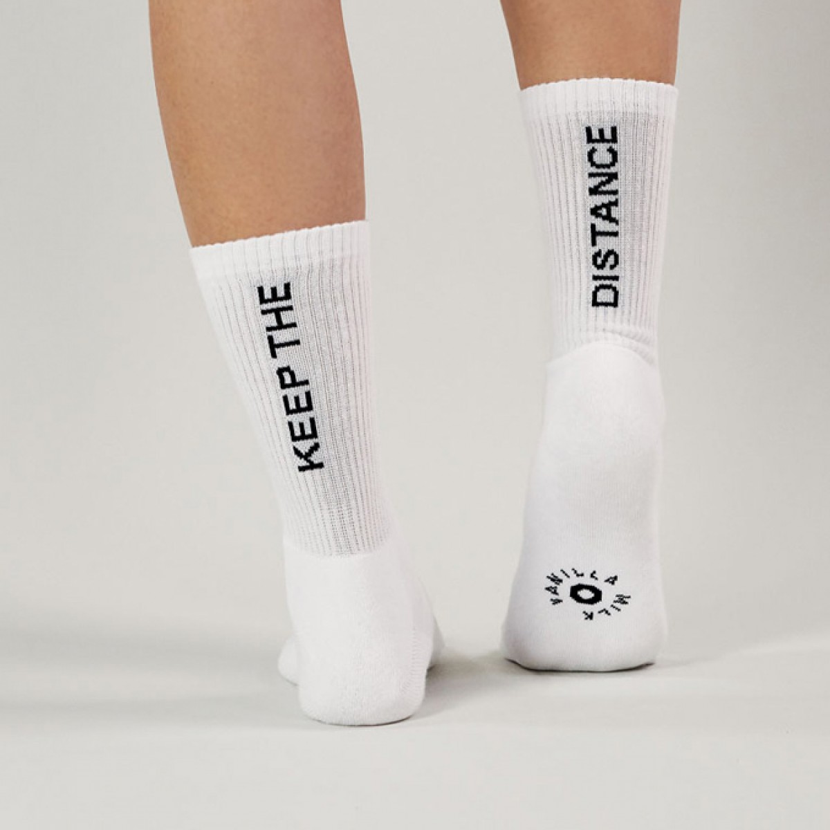 Cosy Crew Socks Hochweiß – KEEP THE DISTANCE – Vanilla Milk