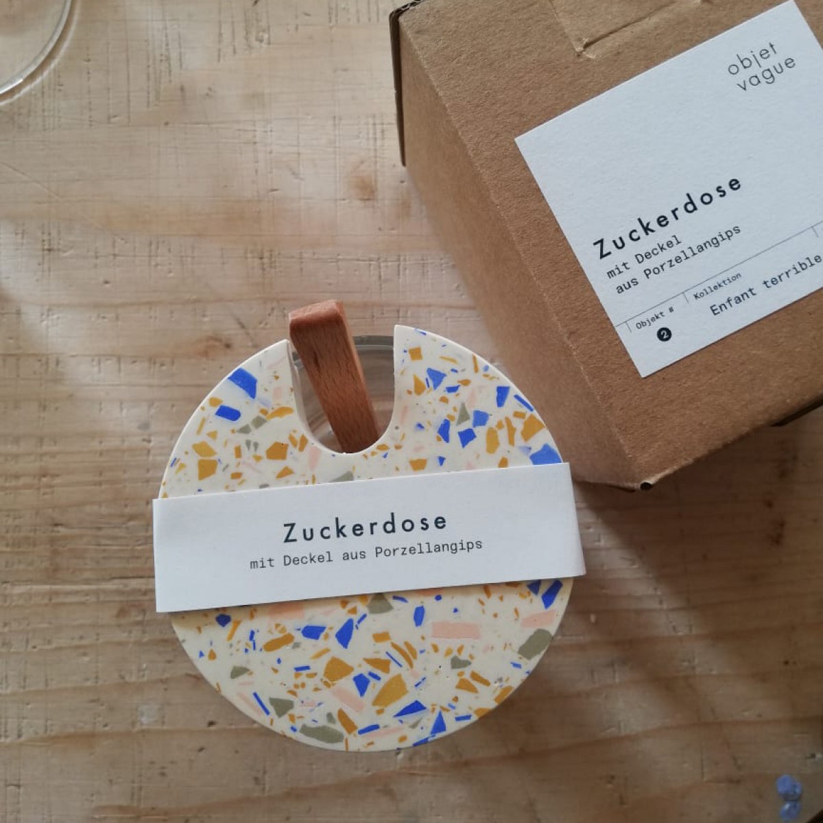 objet vague / Terrazzo Zuckerdose mit Holzlöffel / Creme-ocker