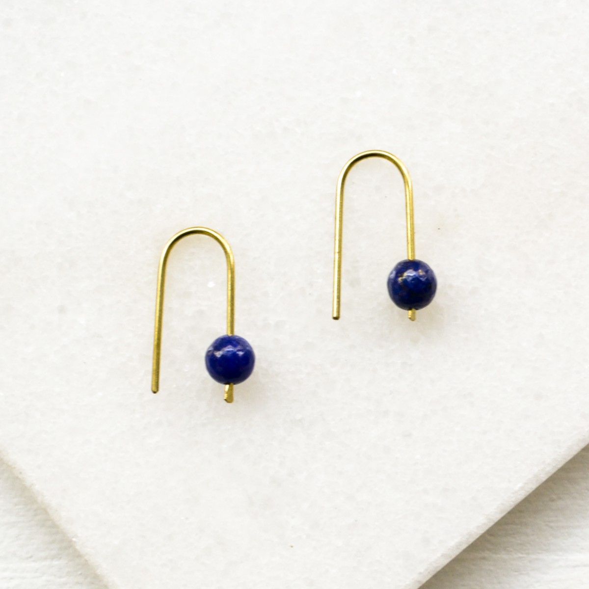 Gudbling // Dunkelblaue Lapislazuli Ohrhänger aus Messing