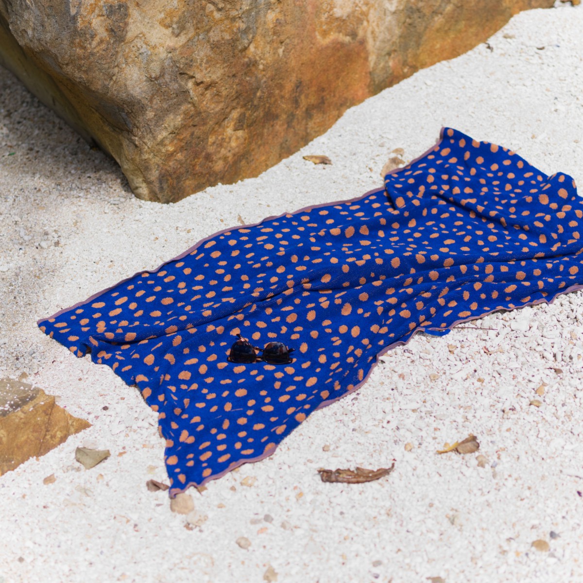 Towel.Studio | Strandtuch Pebbles | Azure & Chestnut