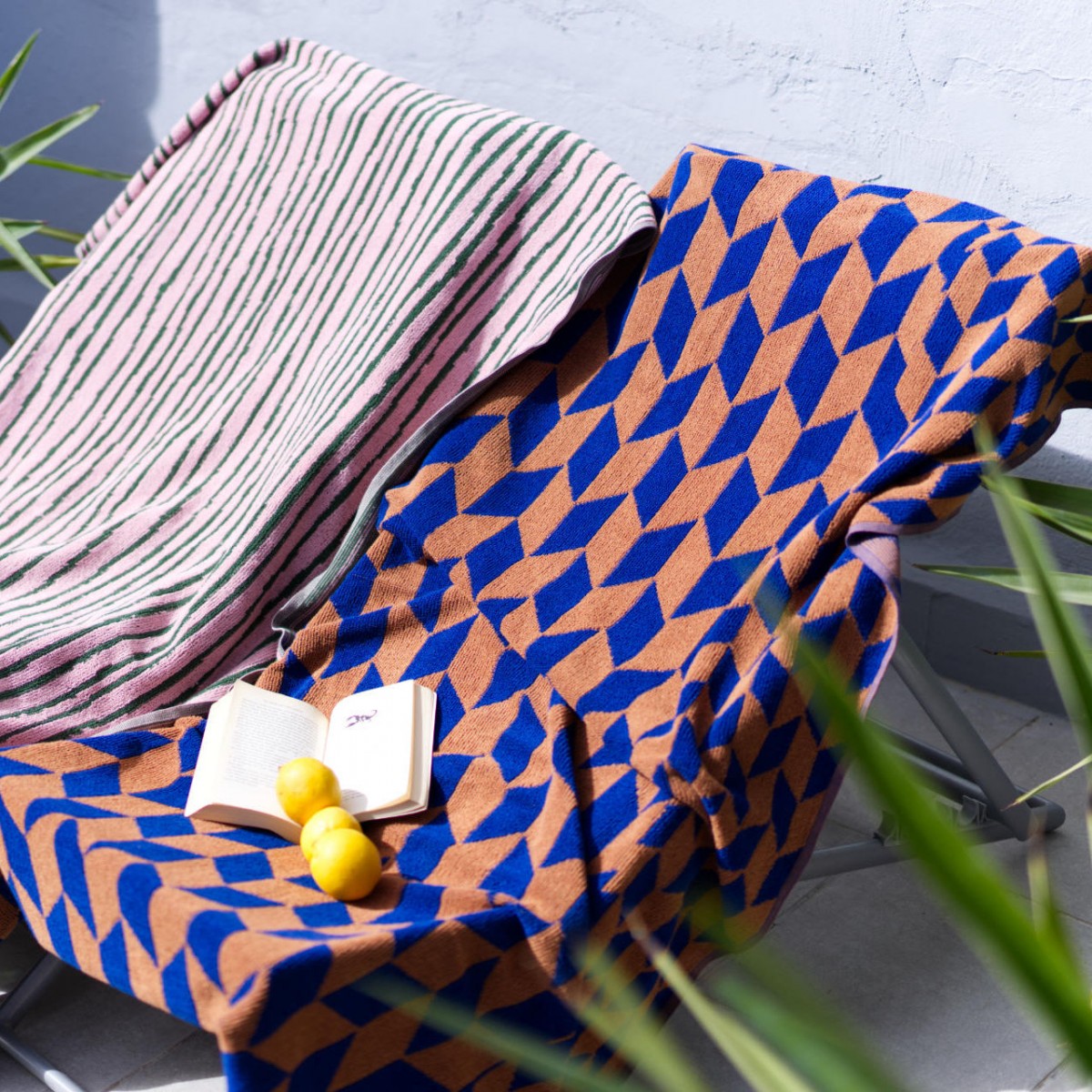 Towel.Studio | Arrow Tail Strandtuch | Azure & Chestnut