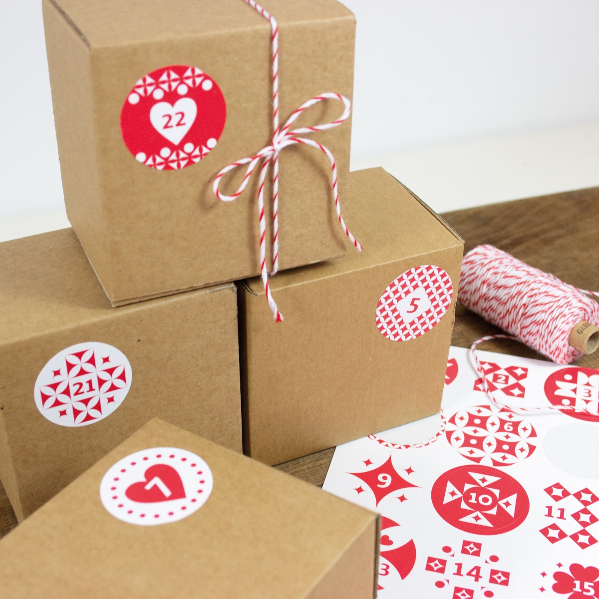 Bow & Hummingbird Adventskalender Set mit Boxen "Rot/Weiß"