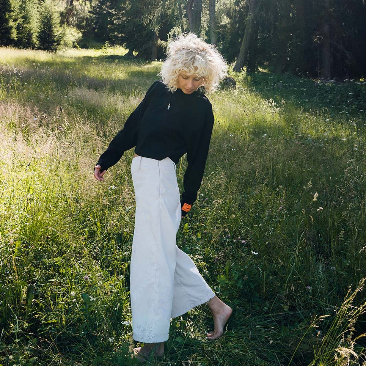 cølú Cropped Longsleeve aus Biobaumwolle mit Signature Patch