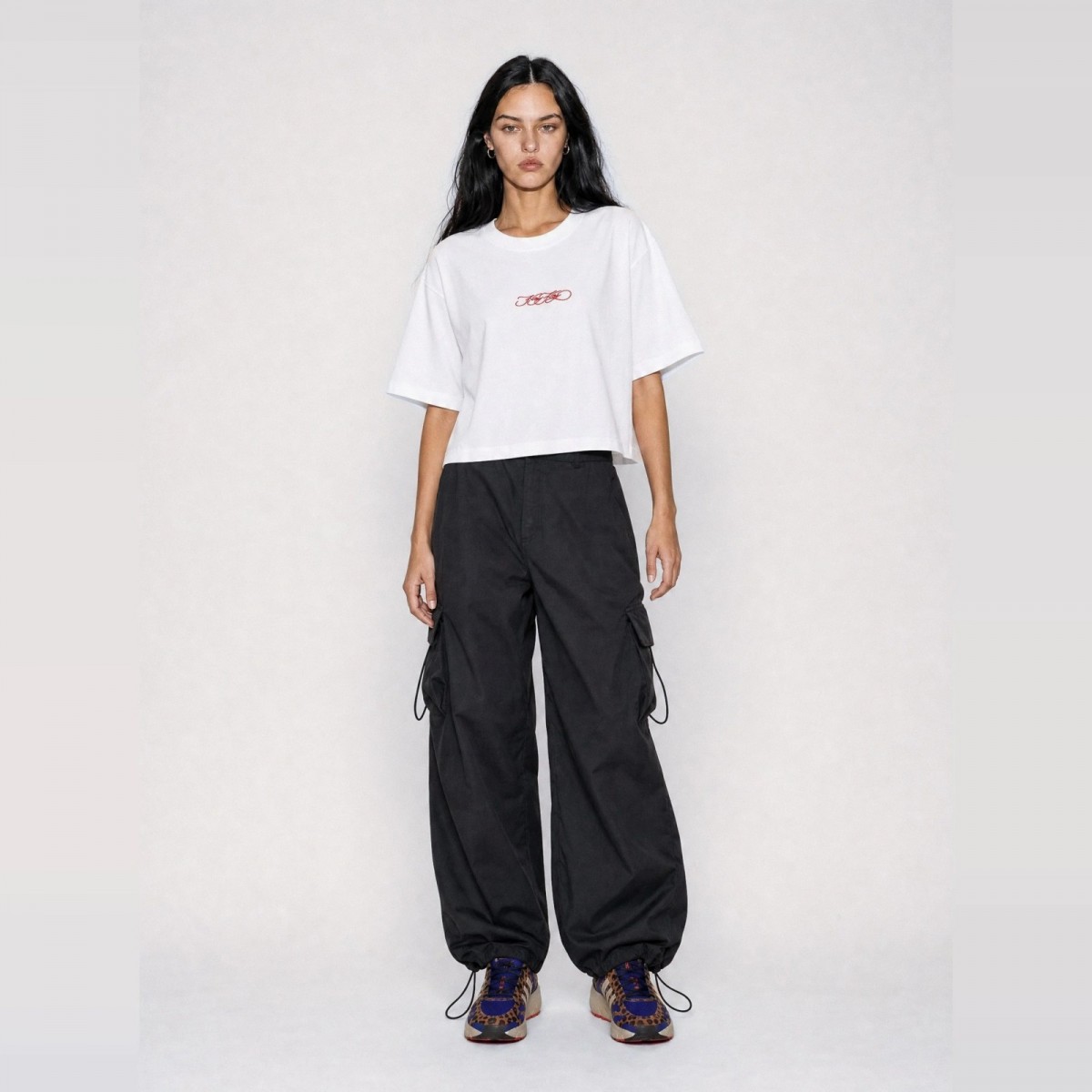 Hand-Cropped Script T-Shirt – Damen – hey hey studios