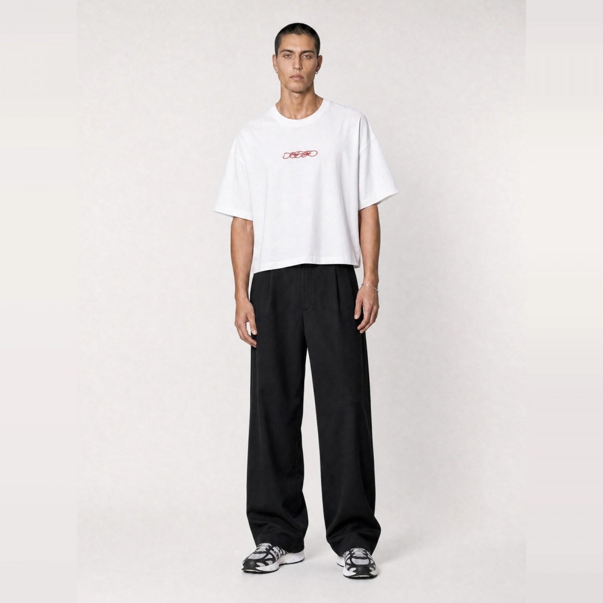 Hand-Cropped Script T-Shirt – Herren – hey hey studios