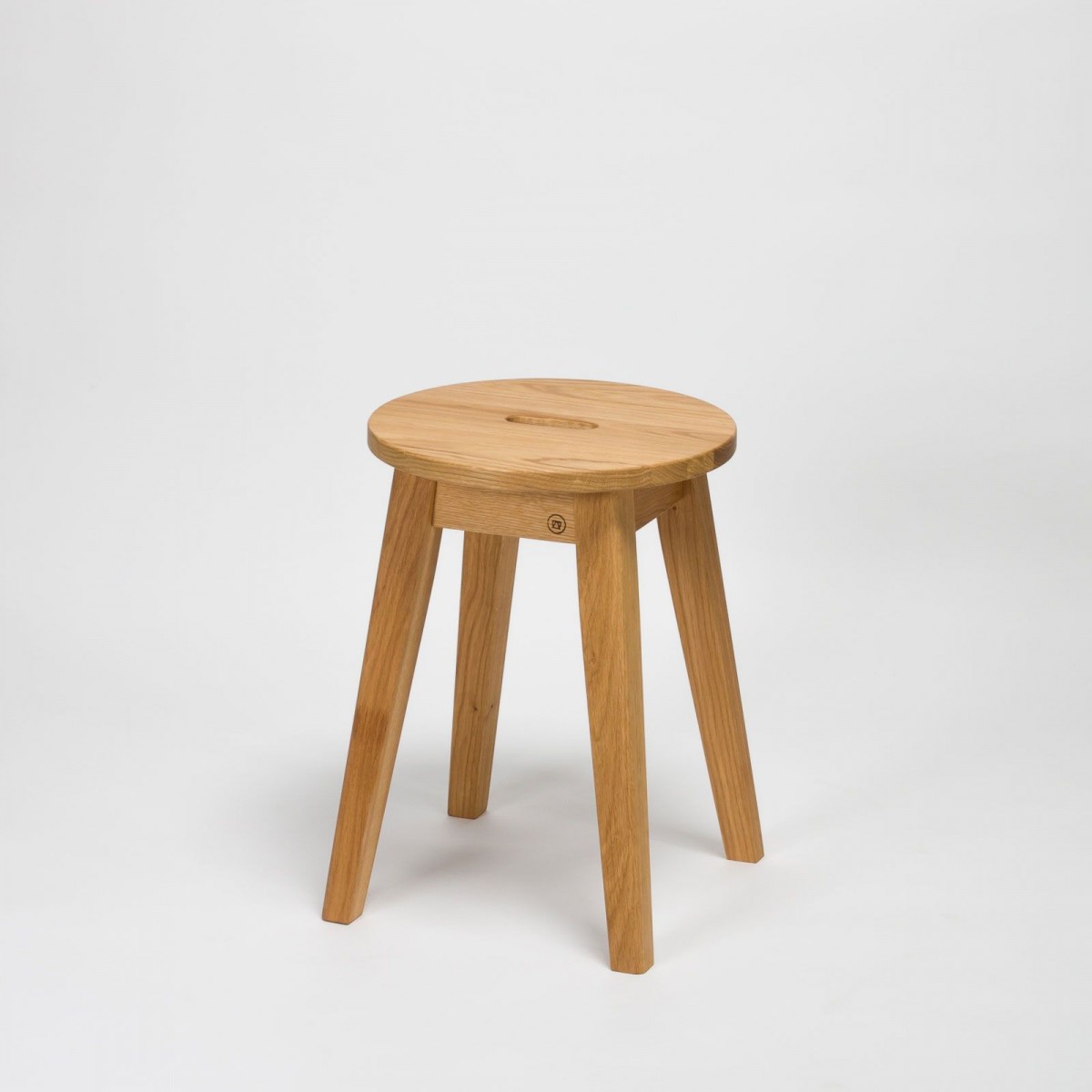 Hocker "Josef" aus Eichenholz - Anton Doll Holzmanufaktur