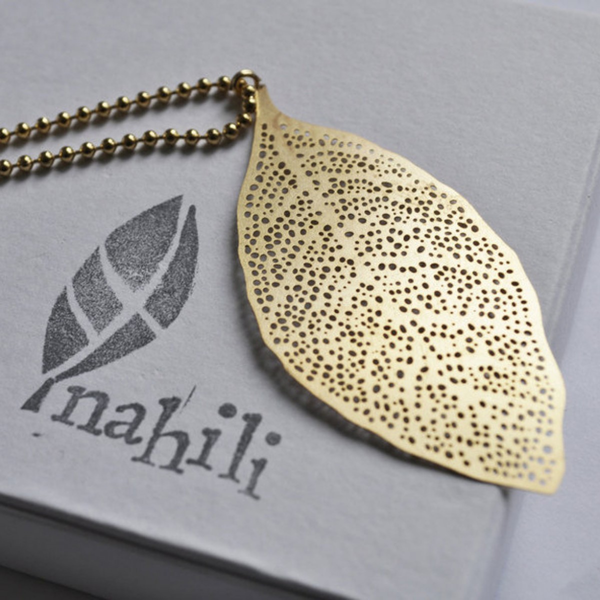 nahili KETTE "LEAF" lang & mit goldenem langen Blatt Gelbgold 14K Kügelchenkette