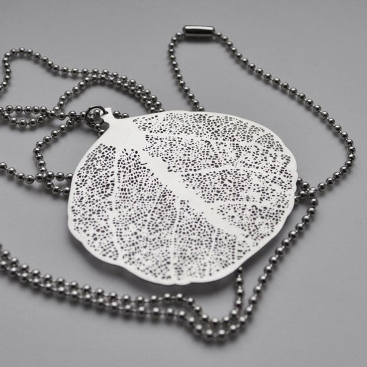 nahili KETTE "LEAF" lang & mit silbernen Blatt Weißgold