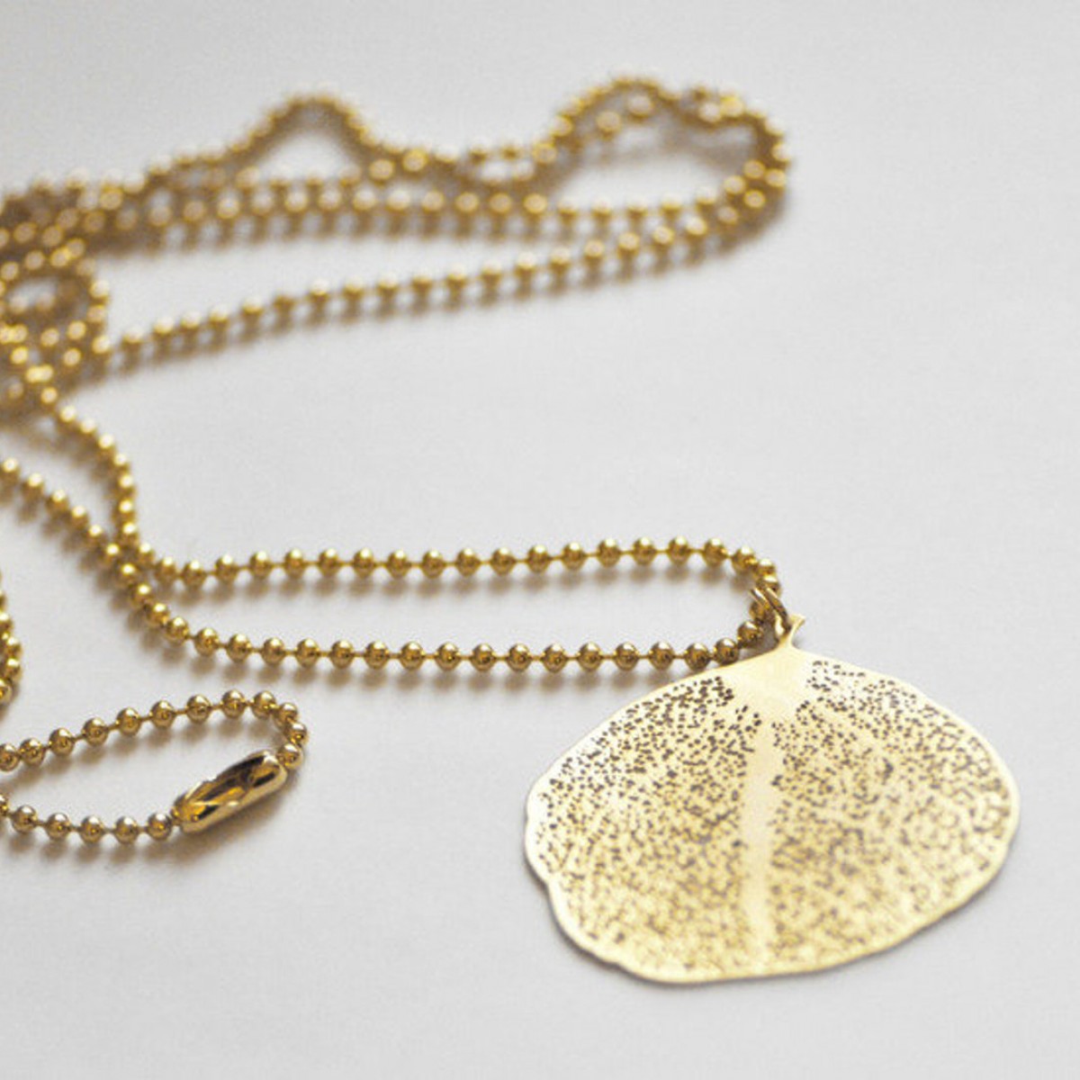 nahili KETTE "small LEAF" lang & mit 14K vergoldetem Blatt Gelbgold