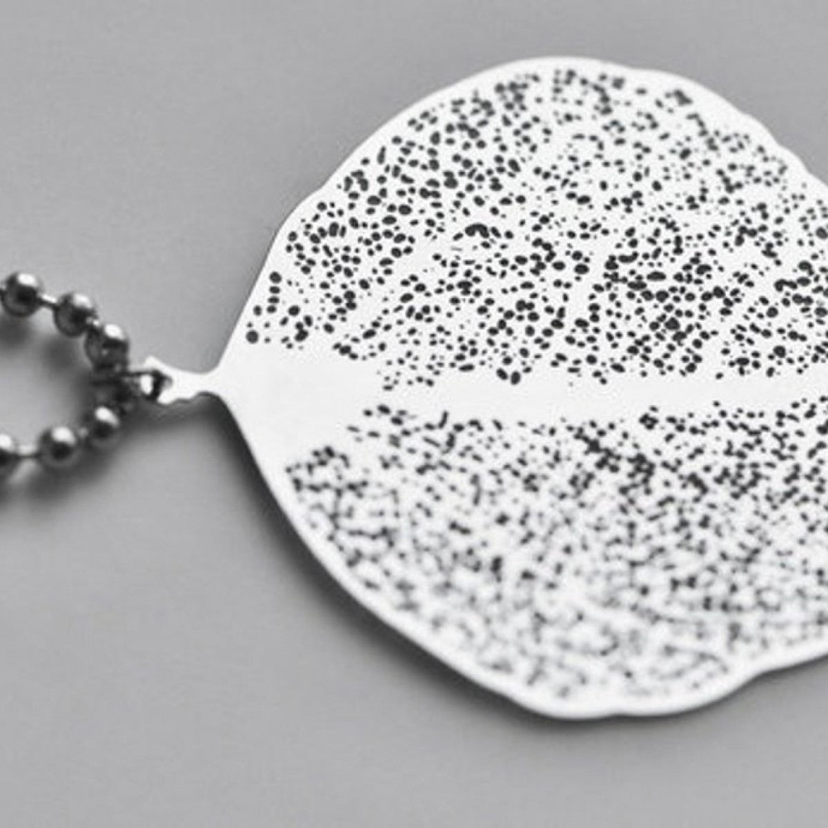 nahili KETTE "small LEAF" lang & mit silbernen Blatt Weißgold