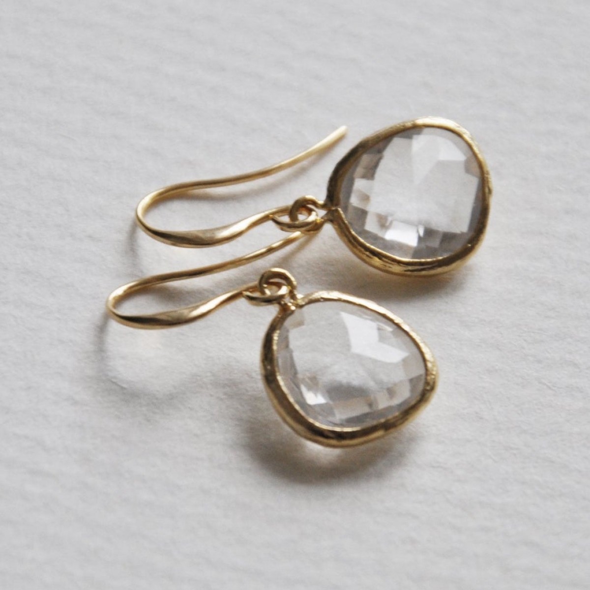 na.hili OHRRINGE teardrop UNIKAT Wassertropfen glasklar *Gelbgold* 14 Karat nickelfrei