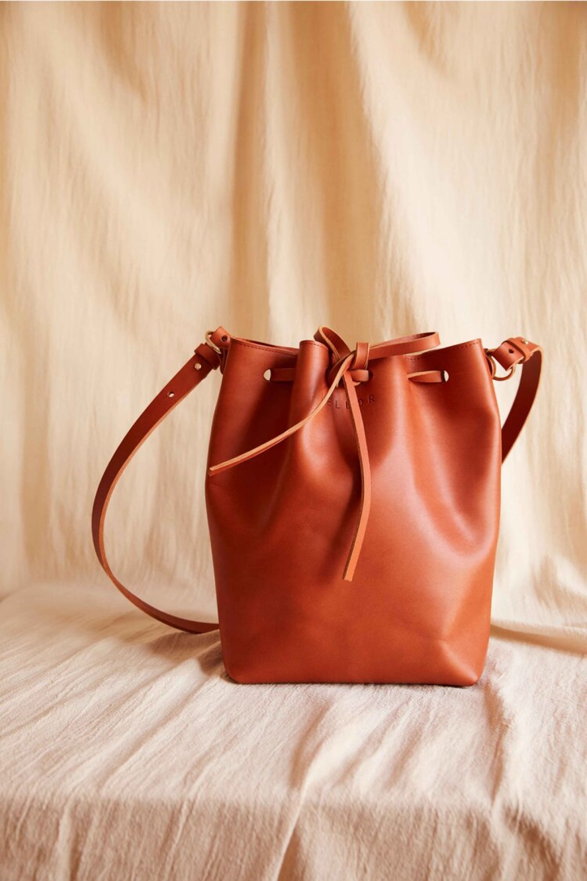 LELLOR Bucket Bag - Cognac