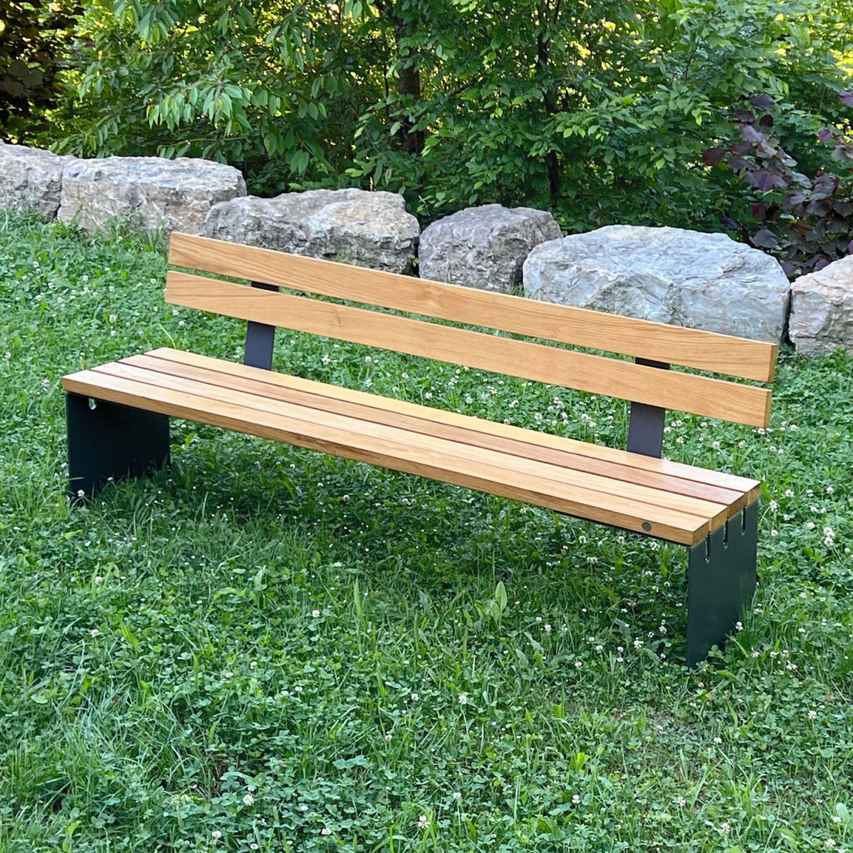 Keilbach Bank il.ponte, Rückenlehne mit 2 Bohlen aus Eschenholz, Länge: 200 cm, Sitzhöhe: 44 cm, Sitztiefe: 46 cm
Gesamthöhe : 80 cm