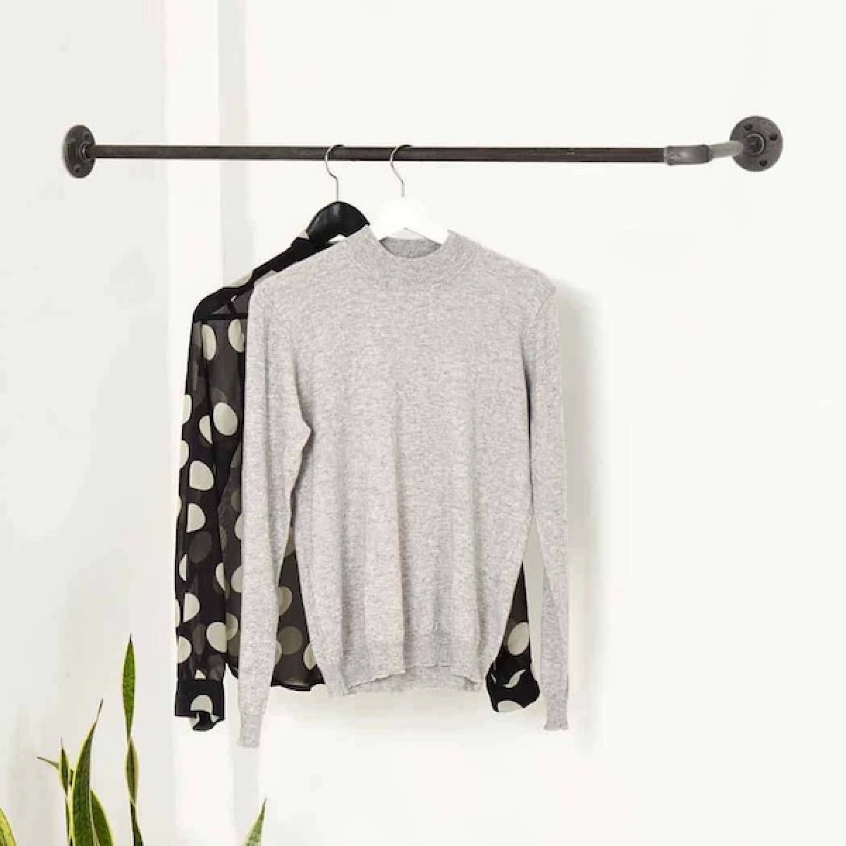 various Industrial Design Kleiderstange um die Ecke · HANGIN’ THREE (120 x 33 cm, schwarz/anthrazit)