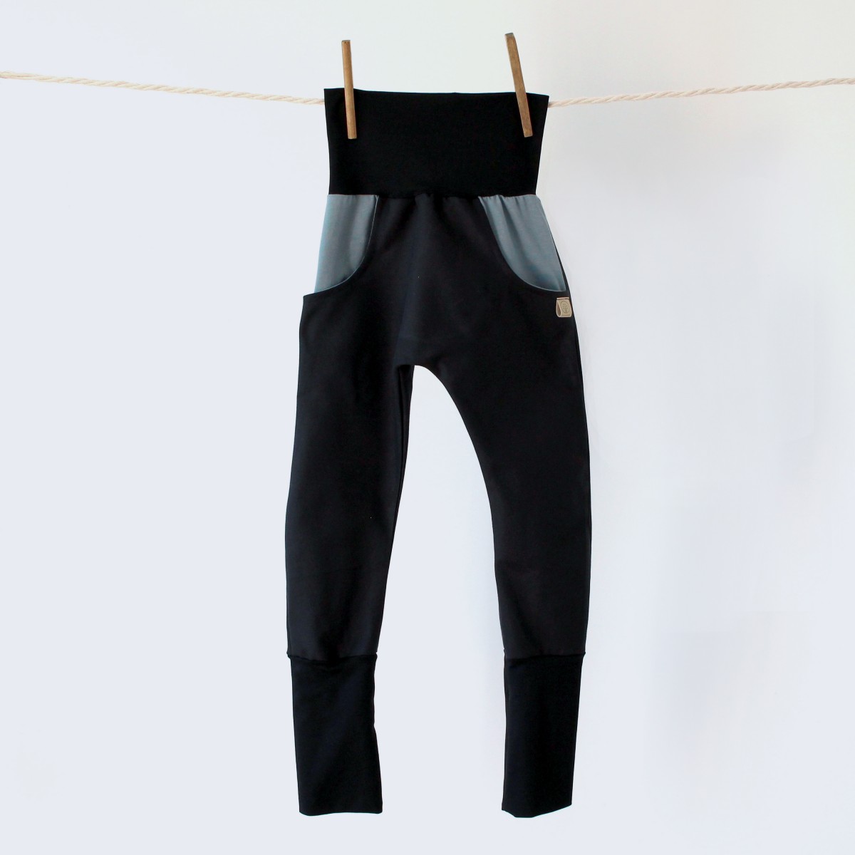 Wunschbrunnen | Knickerbocker  "Kleine Raupe", schmal | kids | Schwarz/Nebel/Schwarz
