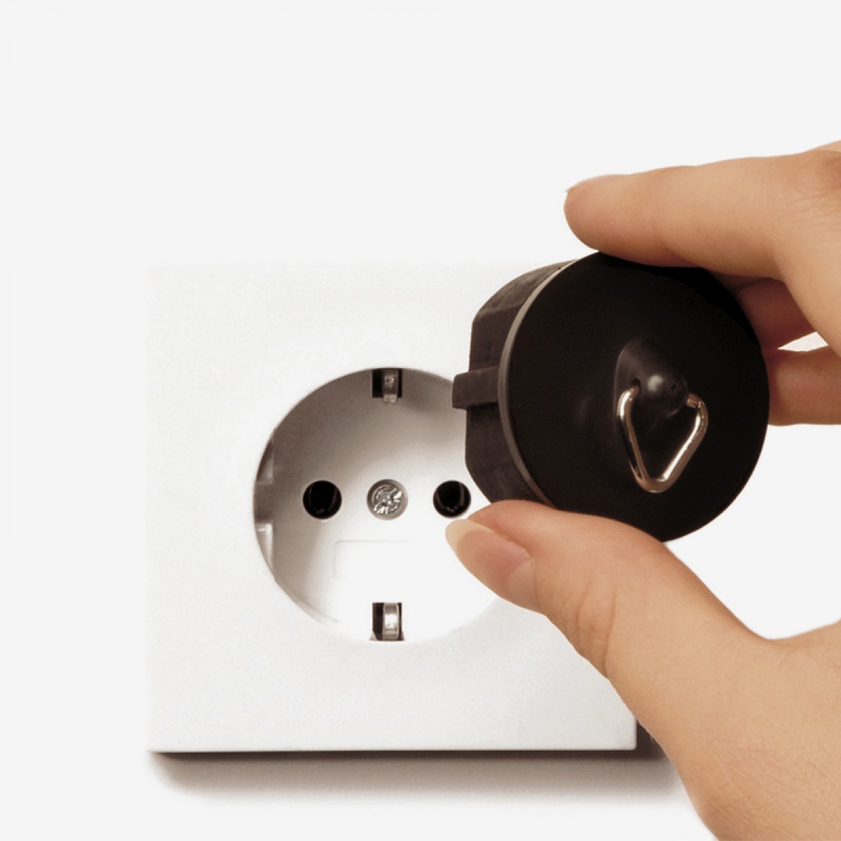 Nika Rams useless energy Steckdosenstopfen