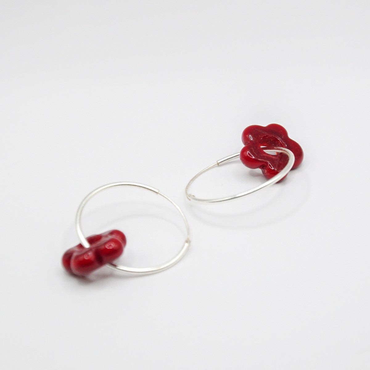 »BloomRed« Ohrringe 
in Silber mit roten Glasblumen von pinapina