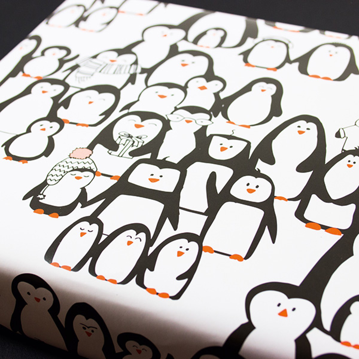 Bow & Hummingbird Geschenkpapier Pinguinparade