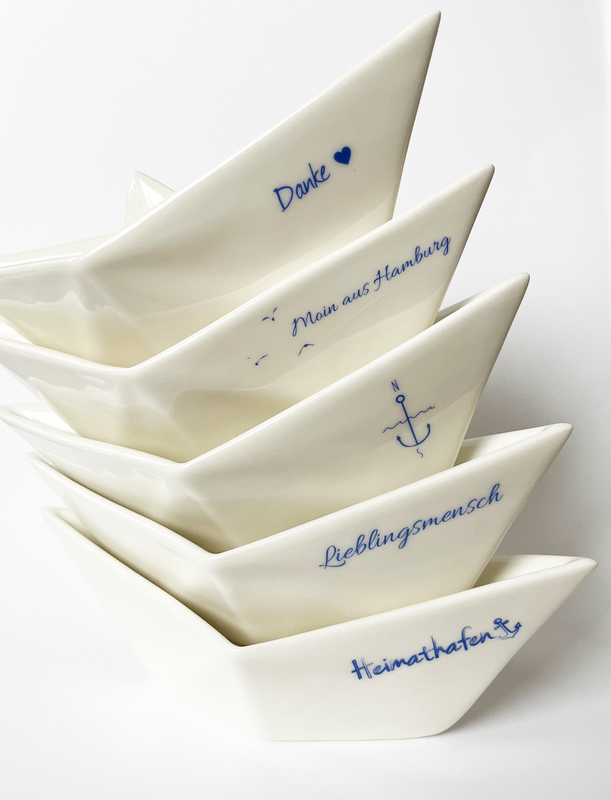 Porzellanschale im Papierschiffchenlook mit blauem maritimen Aufdruck Anker, Heimathafen, Lieblingsmensch, Danke