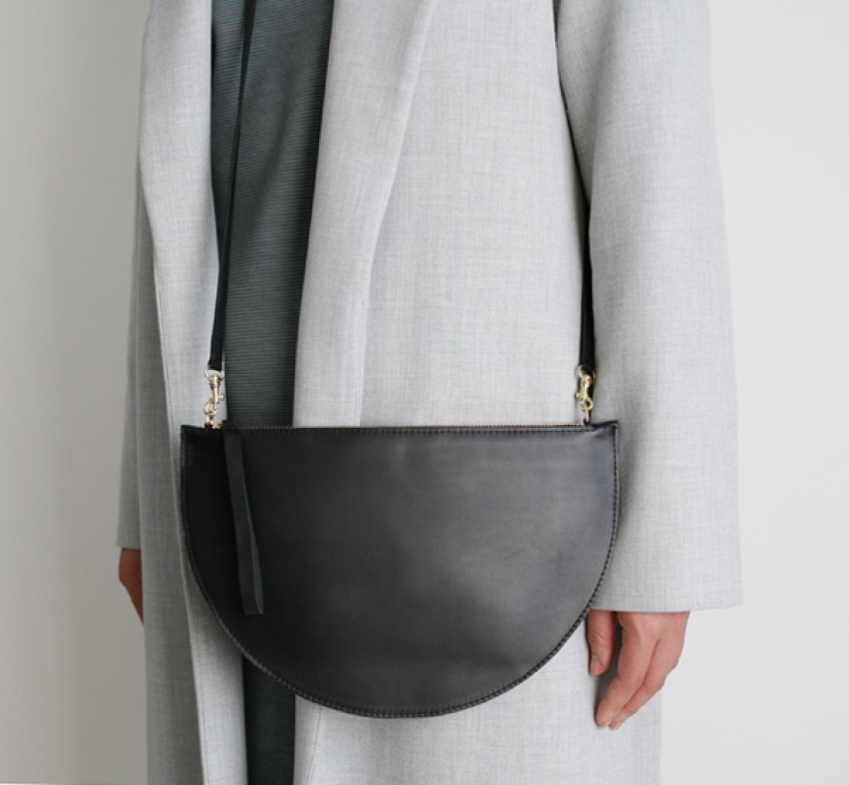 alexbender Halbmondclutch mit Träger Leder Schwarz, Wristlet