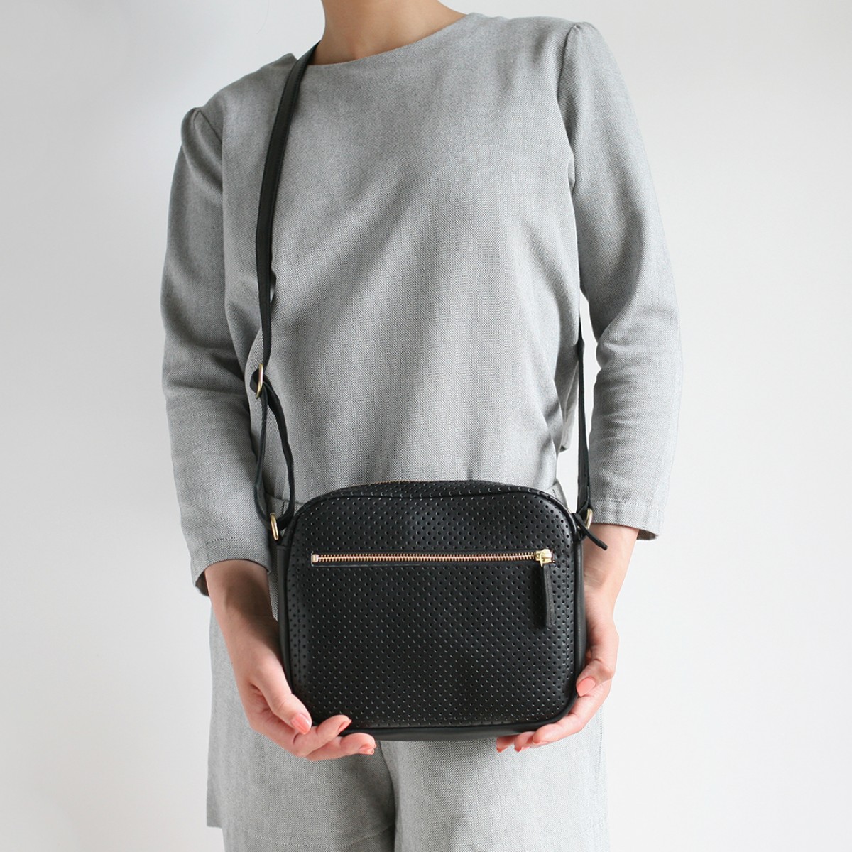 alexbender – Minimalistische Schultertasche ZIP echt Leder Schwarz perforiert