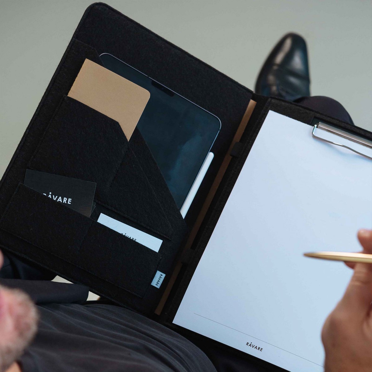 RÅVARE Filz-Klemmbrett für A4-Dokumente, passend für iPad Pro 12,9", 12" MacBook, 13,3" MacBook Air, elegante Businessmappe