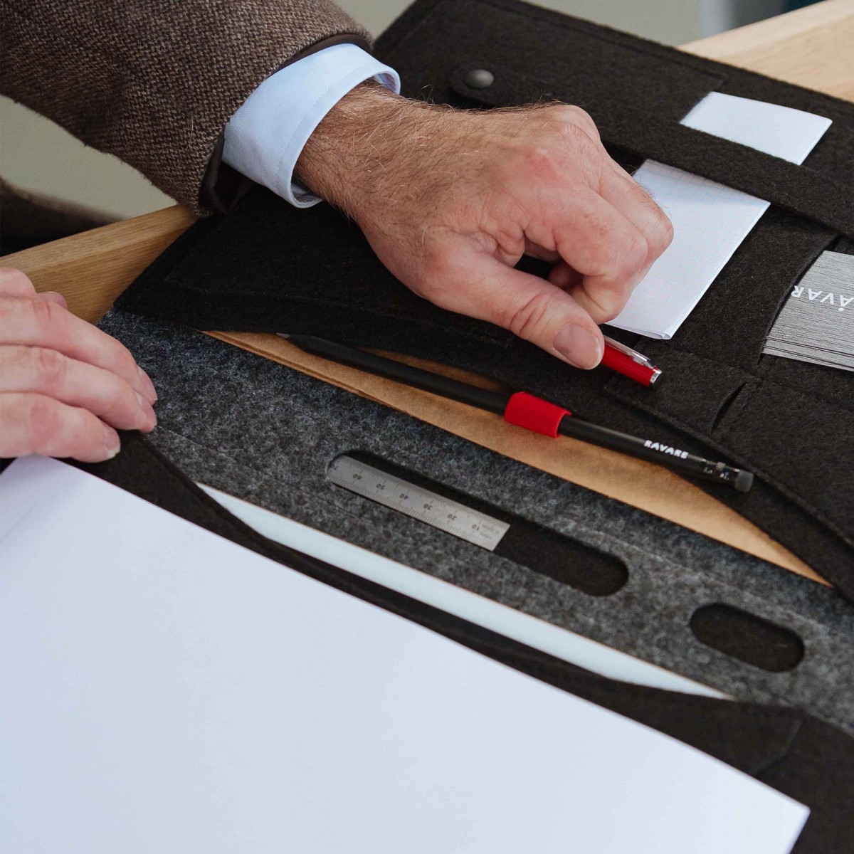 RÅVARE Stilvoller Filz-Organizer für iPad 12.9", puristische Businessmappe, minimalistischer Reiseorganizer