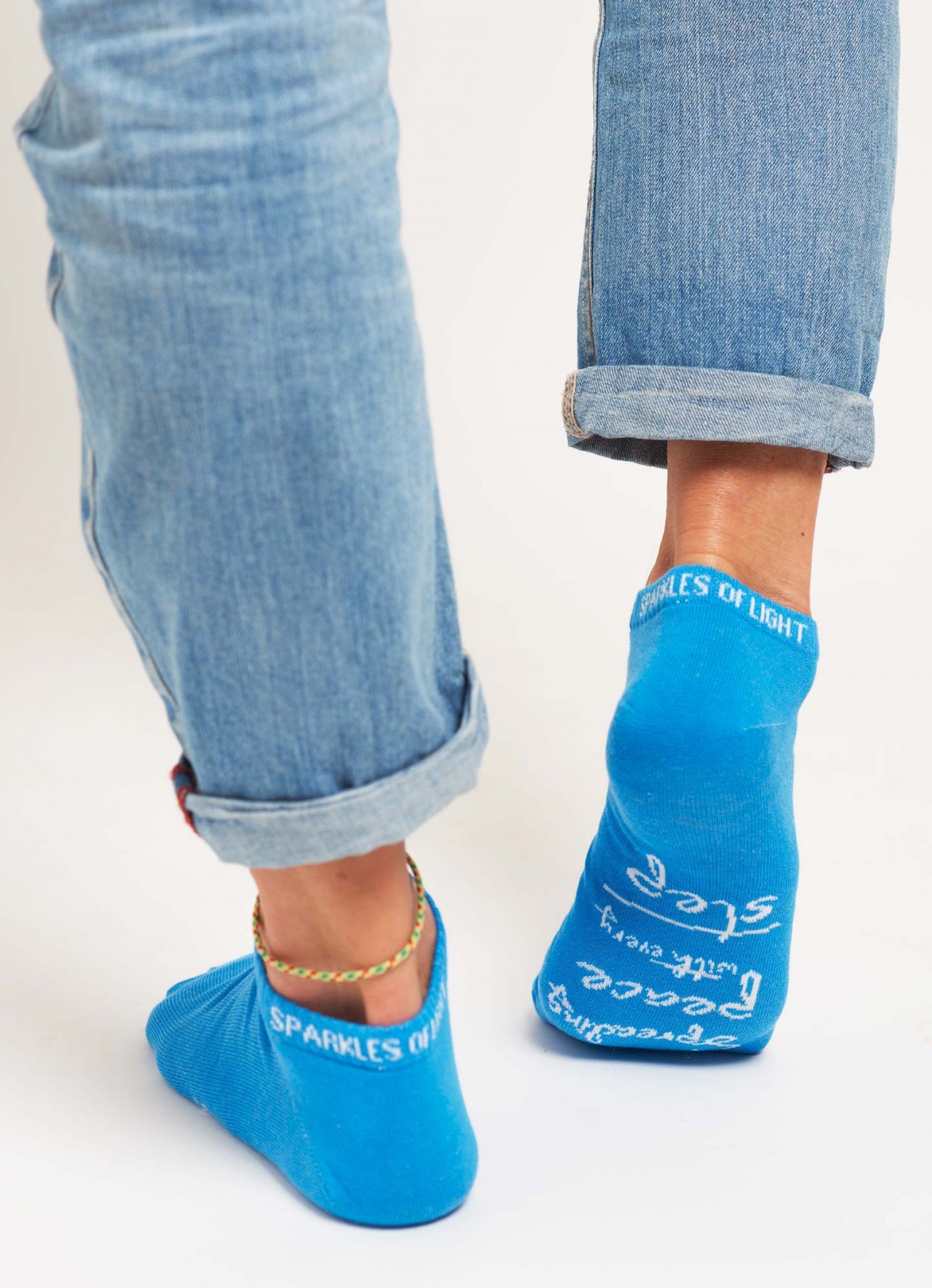 SPARKLES OF LIGHT | SPREADING PEACE 
unisex Sneakersocken blau- 
GOTS zertifiziert
