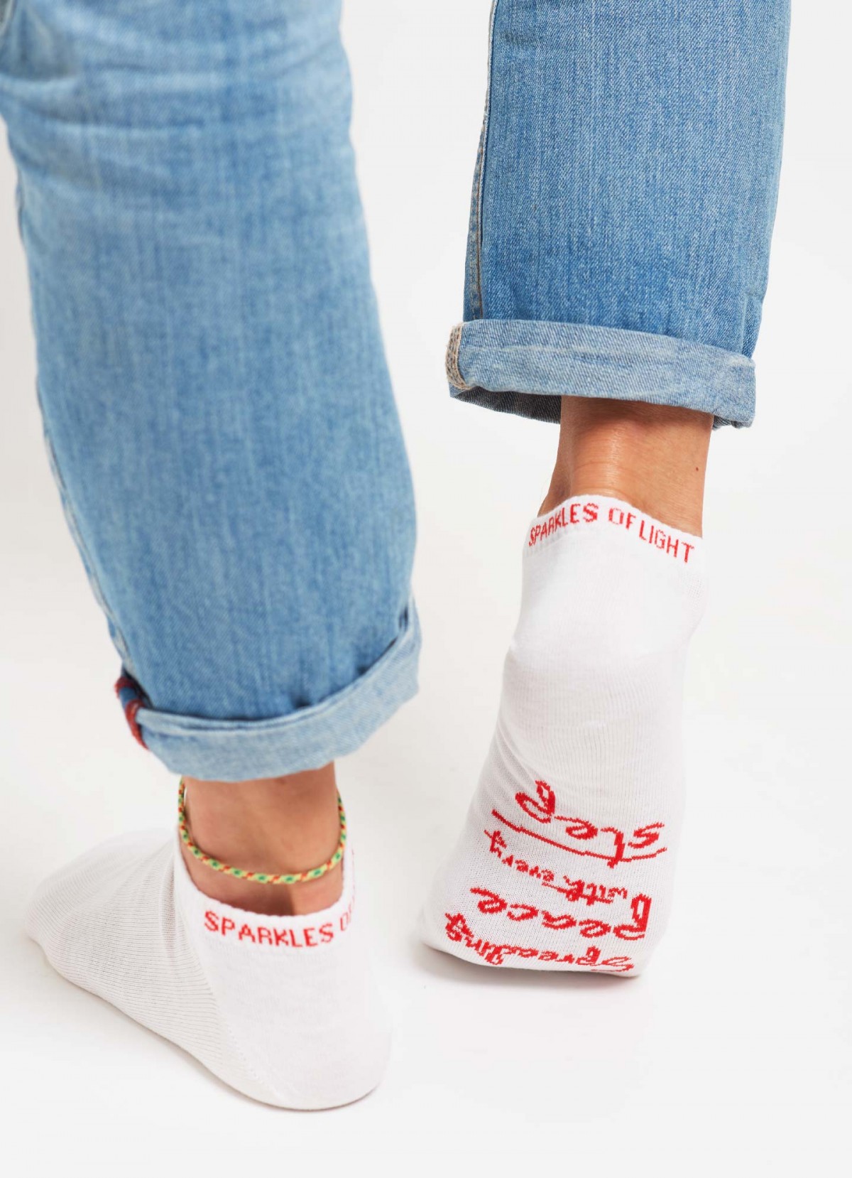 SPARKLES OF LIGHT | SPREADING PEACE 
unisex Sneakersocken weiss - 
GOTS zertifiziert