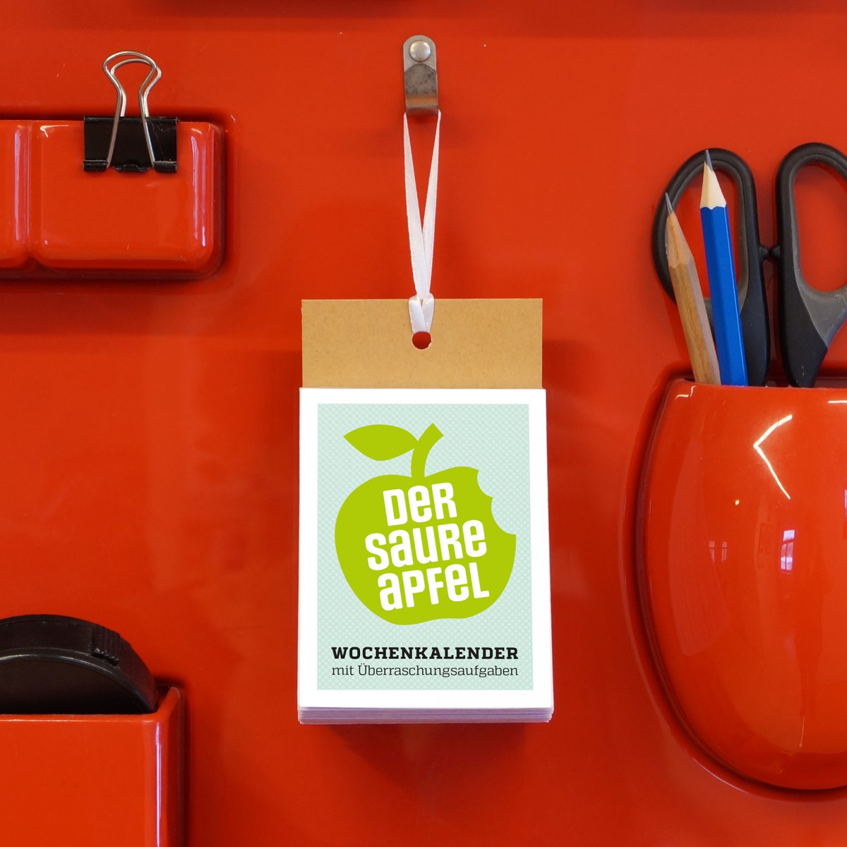 Wochenkalender „DER SAURE APFEL“ für 2026 – 52 kleine Überraschungsaufgaben zum Abreißen, von sperlingB.design
